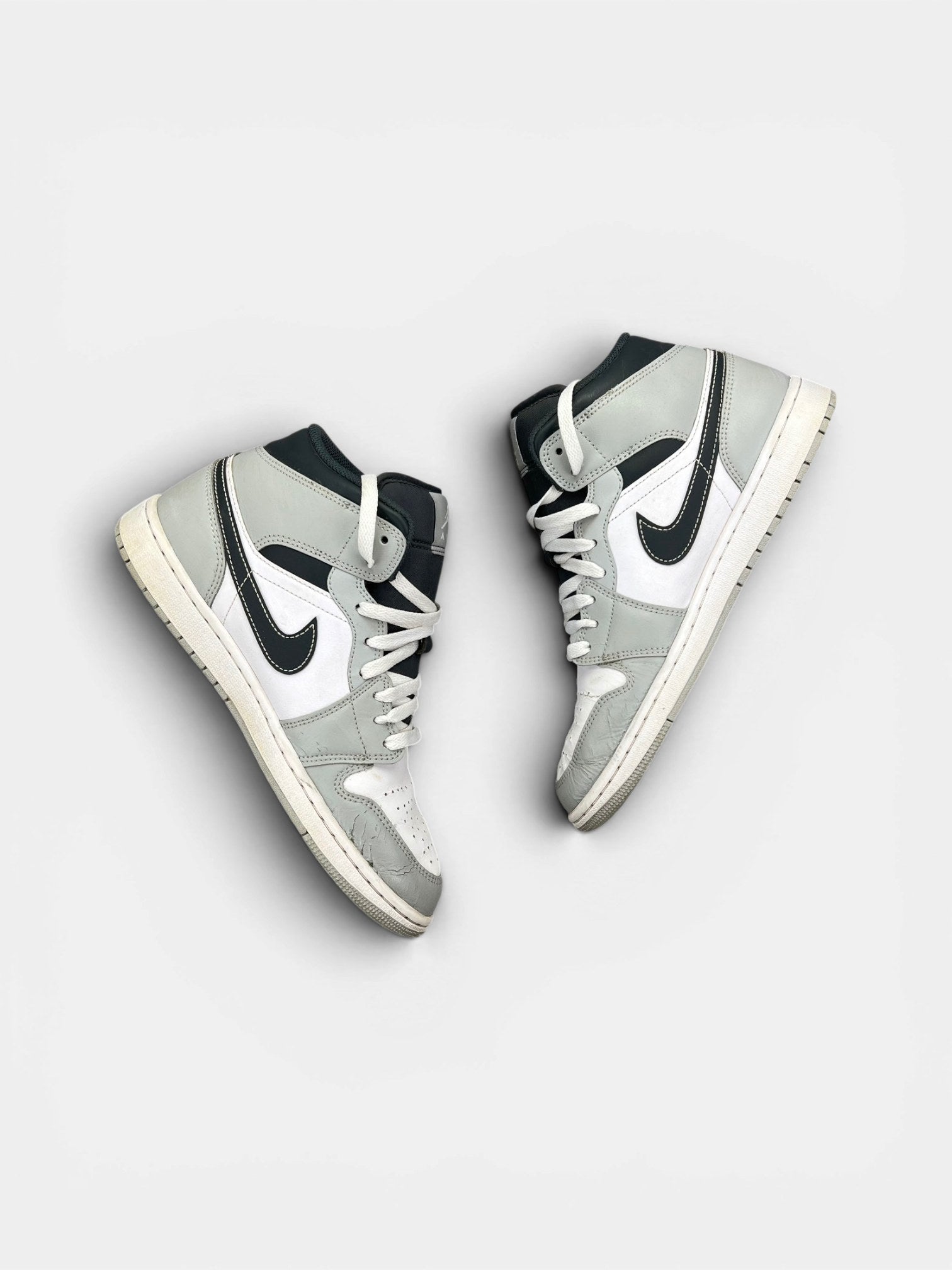 Jordan Air Jordan 1 Mid Light Smoke Grey — buty sportowe męskie w zadowalającym stanie rozmiar 42, widok z góry na wewnętrzną stronę butów
