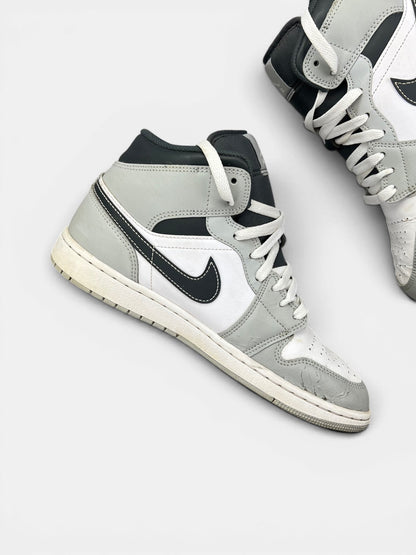Jordan Air Jordan 1 Mid Light Smoke Grey — buty sportowe męskie w zadowalającym stanie rozmiar 42, wewnętrzny panel lewego buta