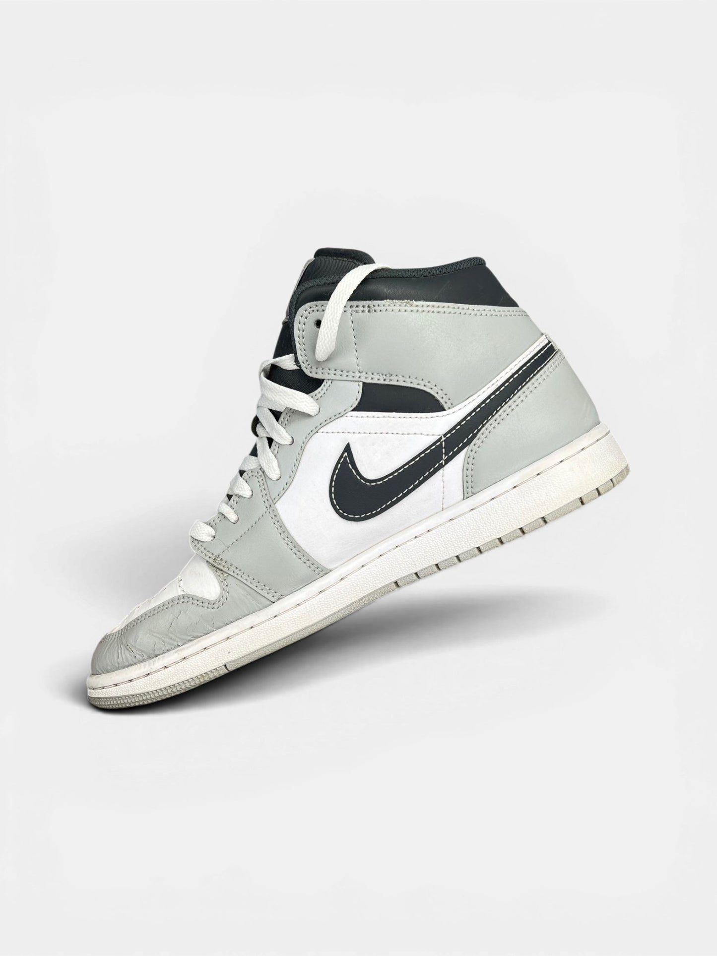 Jordan Air Jordan 1 Mid Light Smoke Grey — buty sportowe męskie w zadowalającym stanie rozmiar 42, wewnętrzny panel prawego buta