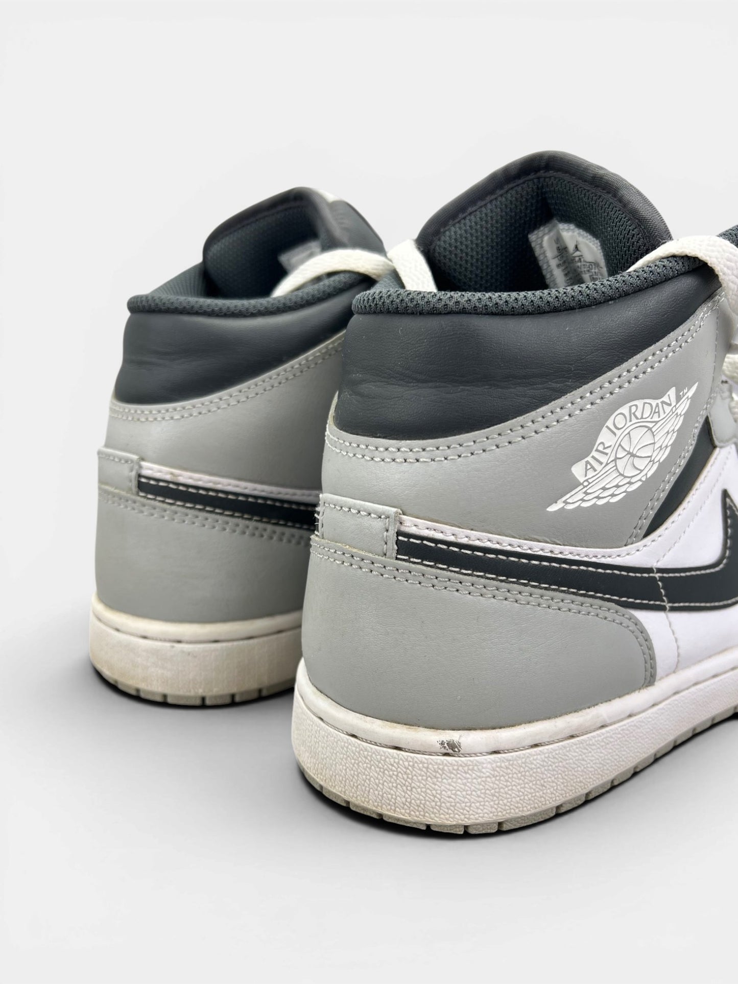Jordan Air Jordan 1 Mid Light Smoke Grey — buty sportowe męskie w zadowalającym stanie rozmiar 42, widok z tyłu