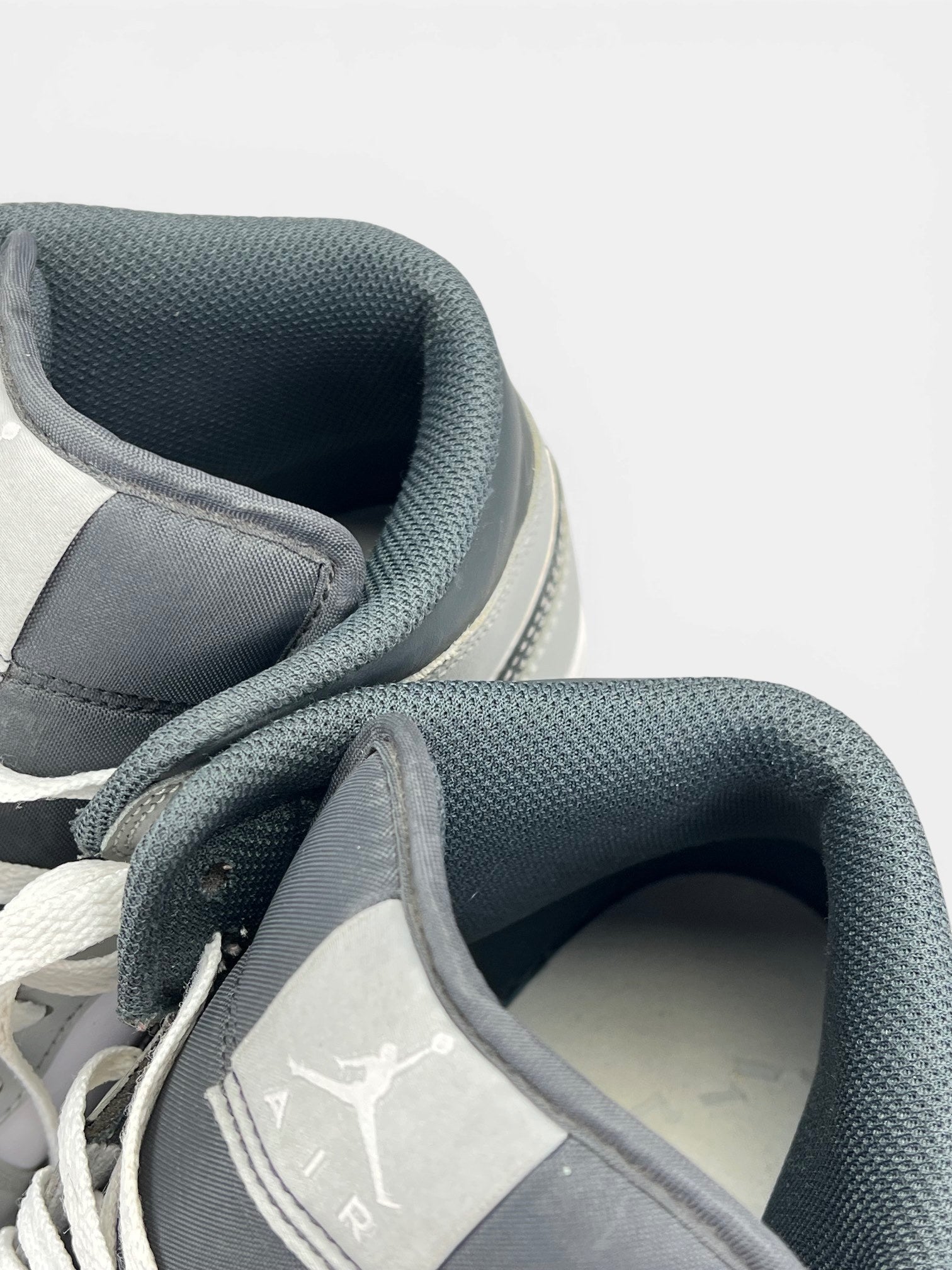 Jordan Air Jordan 1 Mid Light Smoke Grey — buty sportowe męskie w zadowalającym stanie rozmiar 42, zapiętki butów