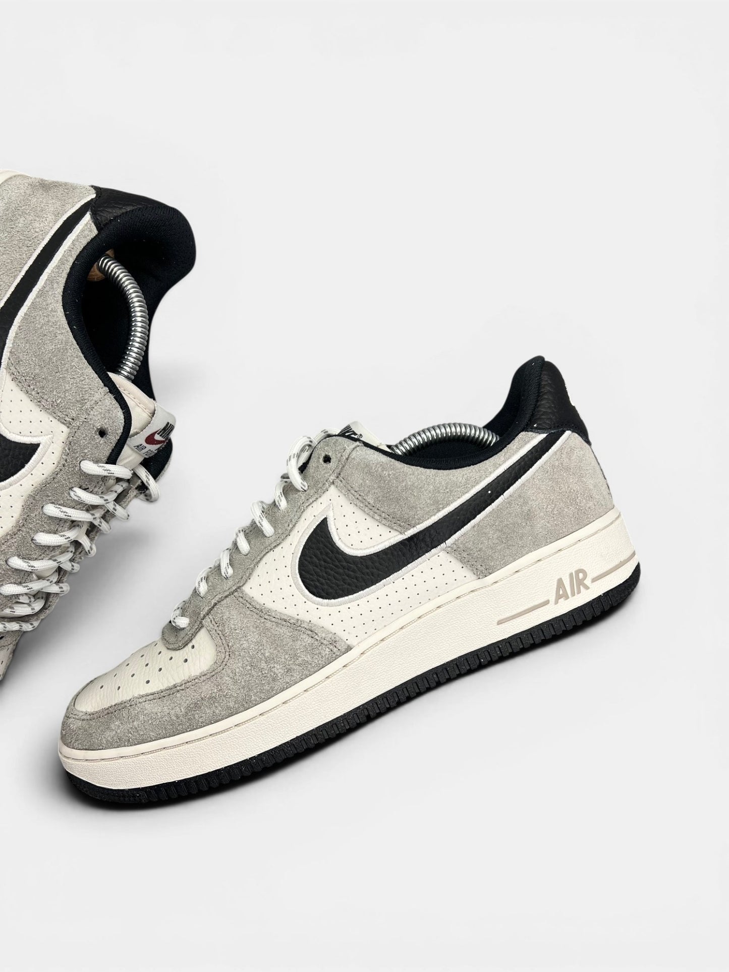 Nike Air Force 1 Low — buty sportowe męskie w bardzo dobrym stanie rozmiar 44, zewnętrzny panel lewego buta