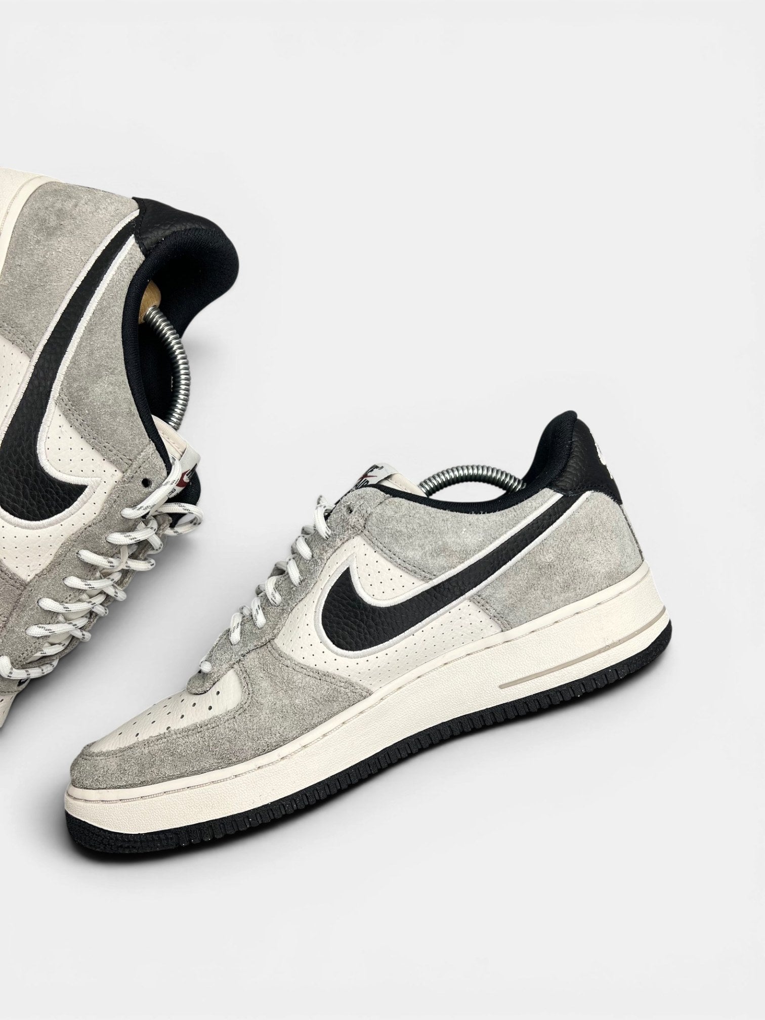 Nike Air Force 1 Low — buty sportowe męskie w bardzo dobrym stanie rozmiar 44, wewnętrzny panel prawego buta