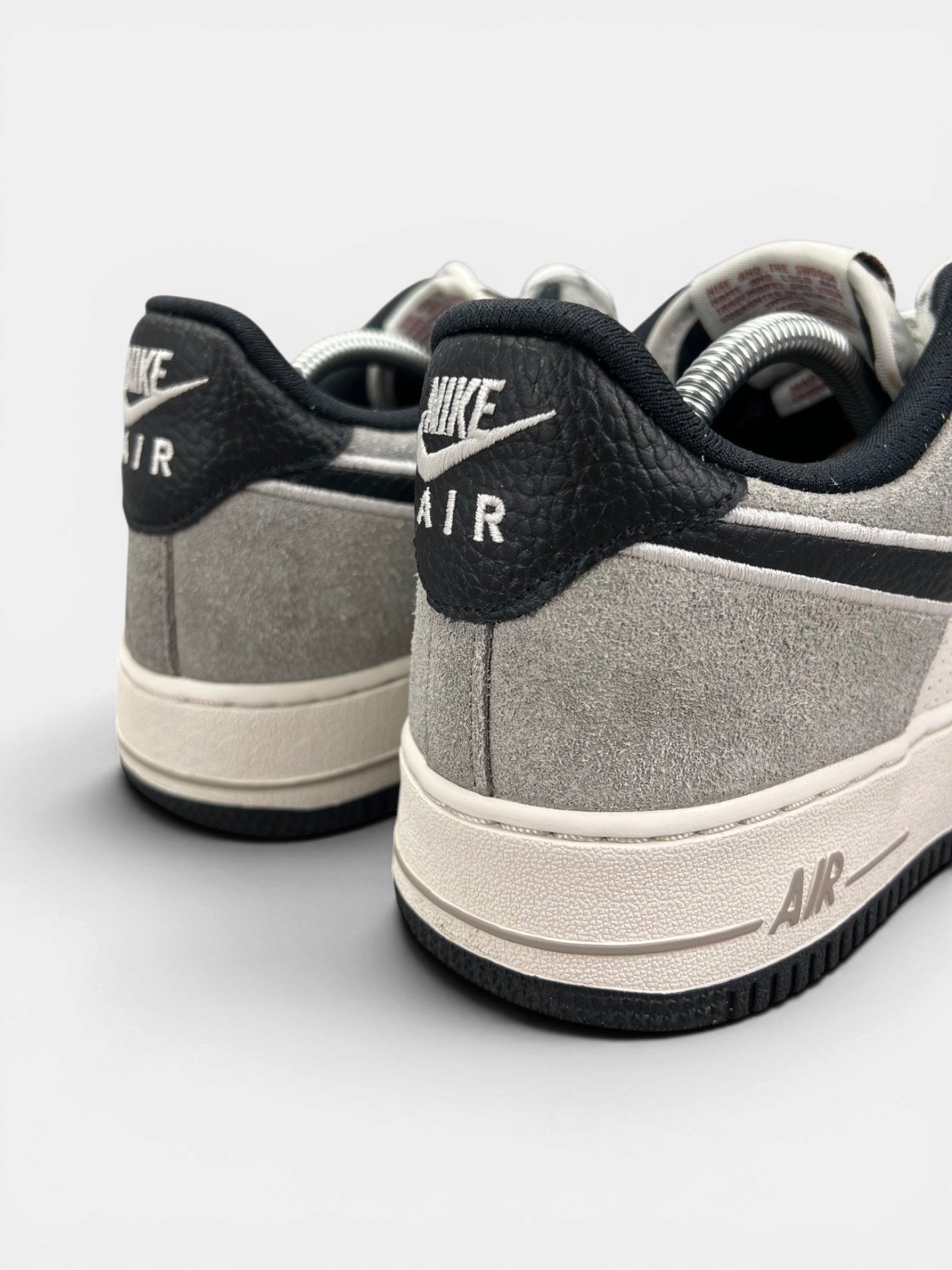 Nike Air Force 1 Low — buty sportowe męskie w bardzo dobrym stanie rozmiar 44, widok z tyłu