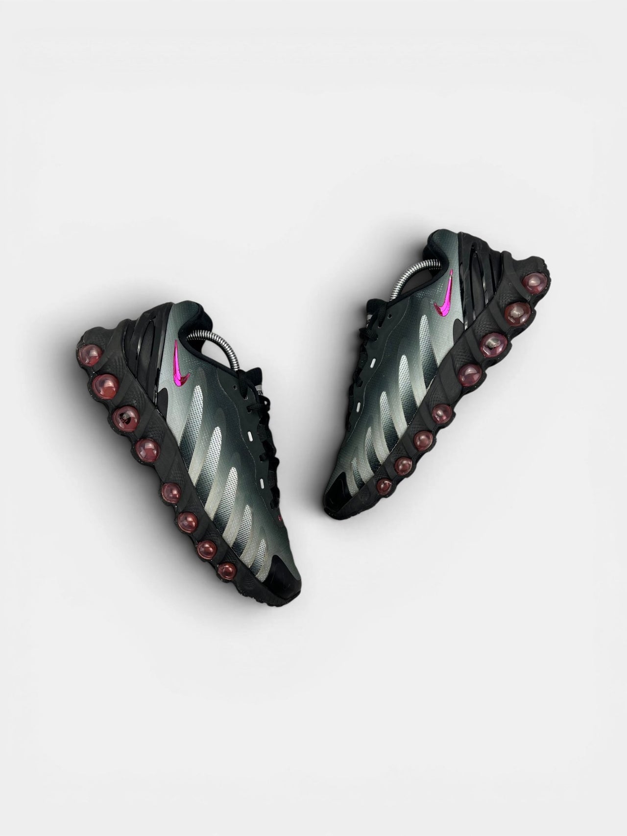 Nike Air Max Dn8 Pink Blast — buty sportowe męskie w dobrym stanie rozmiar 42.5, widok z góry na zewnętrzną stronę butów