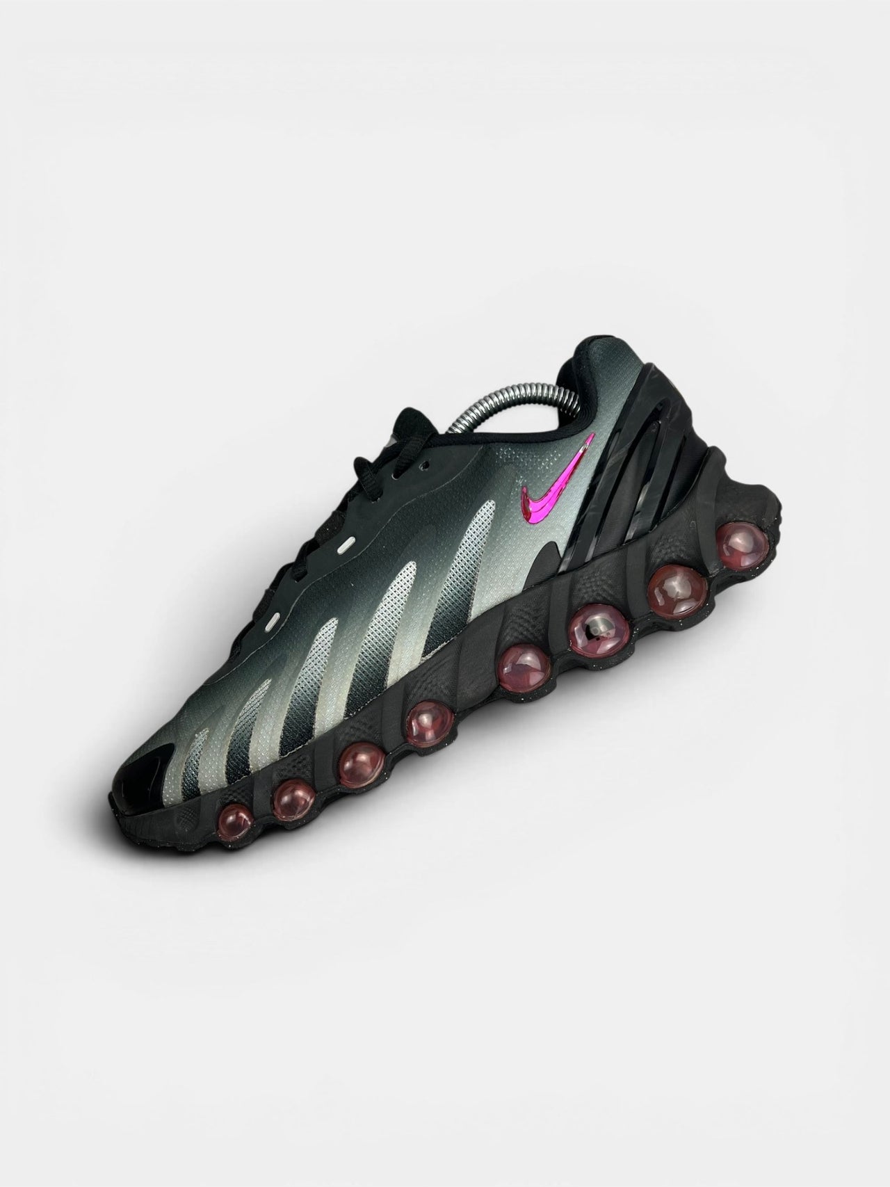 Nike Air Max Dn8 Pink Blast — buty sportowe męskie w dobrym stanie rozmiar 42.5, zewnętrzny panel lewego buta