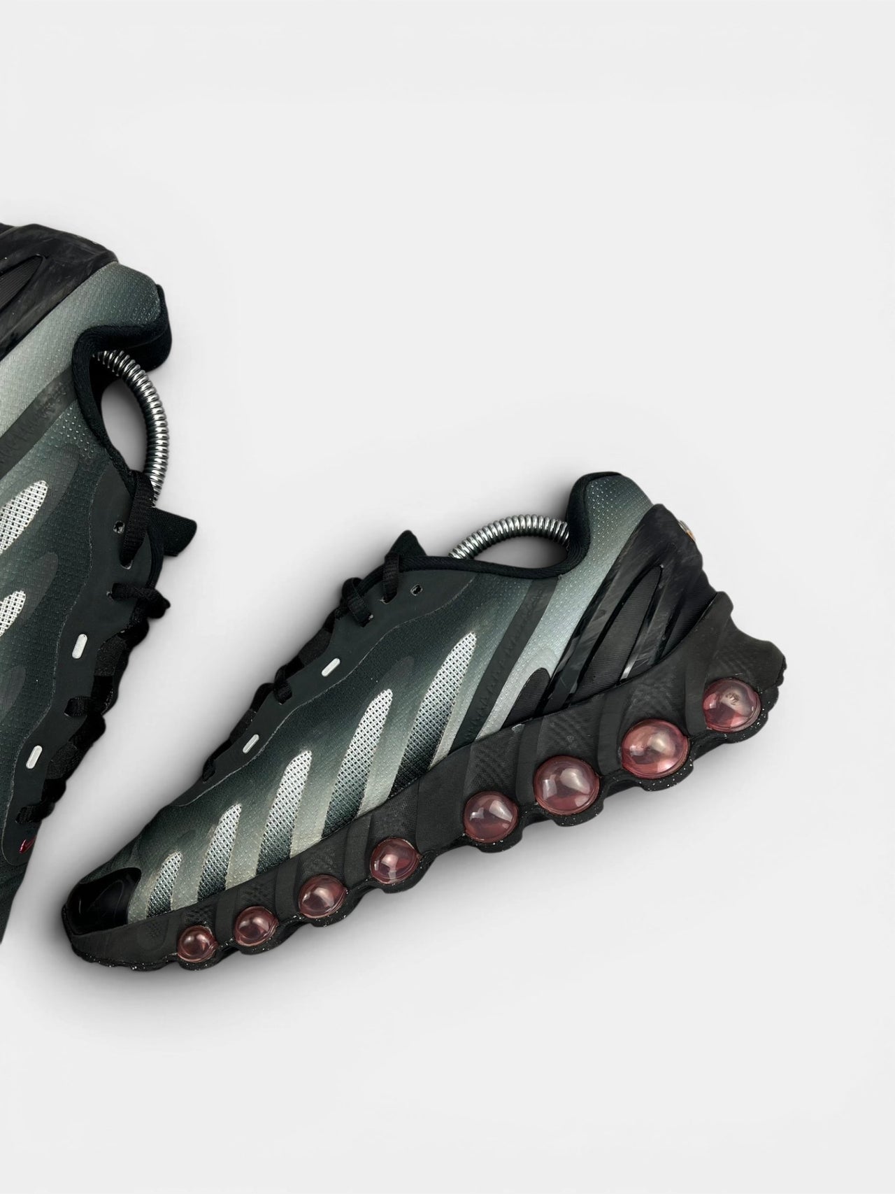 Nike Air Max Dn8 Pink Blast — buty sportowe męskie w dobrym stanie rozmiar 42.5, wewnętrzny panel prawego buta