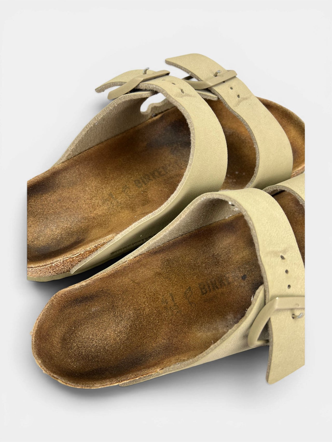 Birkenstock Arizona — buty sportowe damskie w bardzo dobrym stanie rozmiar 41, widok z góry na zewnętrzną stronę butów