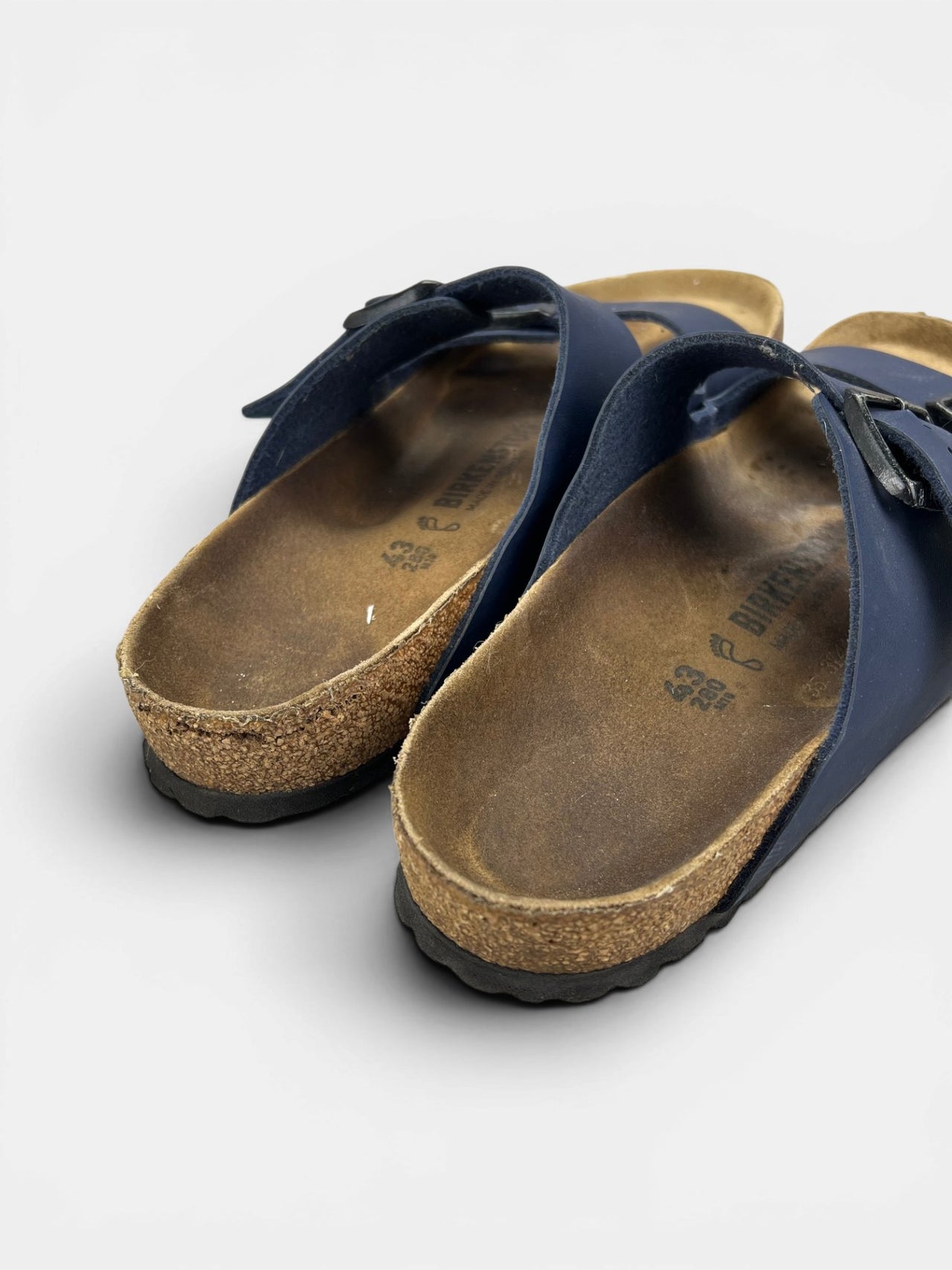 Birkenstock Arizona — buty sportowe męskie w bardzo dobrym stanie rozmiar 43, widok z góry na zewnętrzną stronę butów