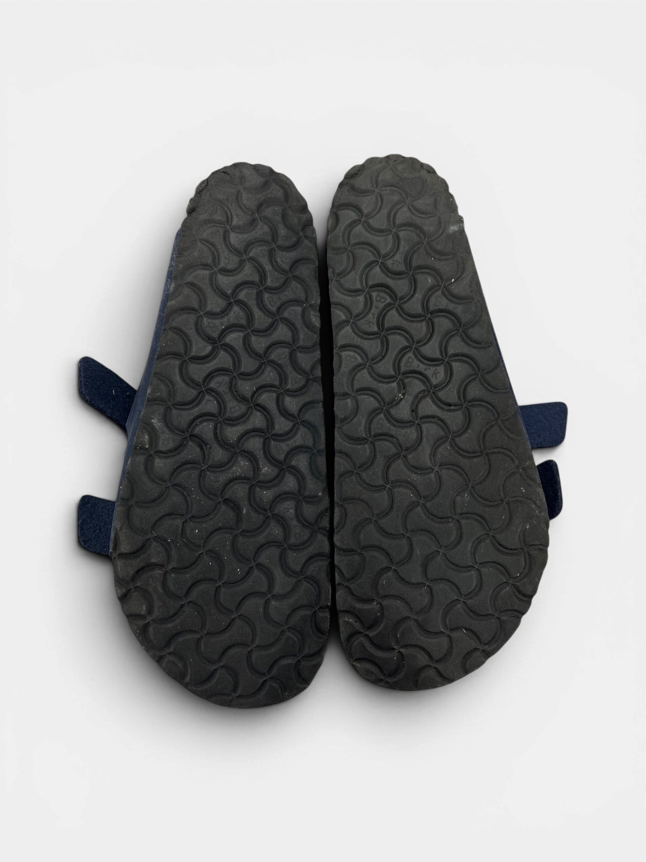 Birkenstock Arizona — buty sportowe męskie w bardzo dobrym stanie rozmiar 43, zewnętrzny panel prawego buta