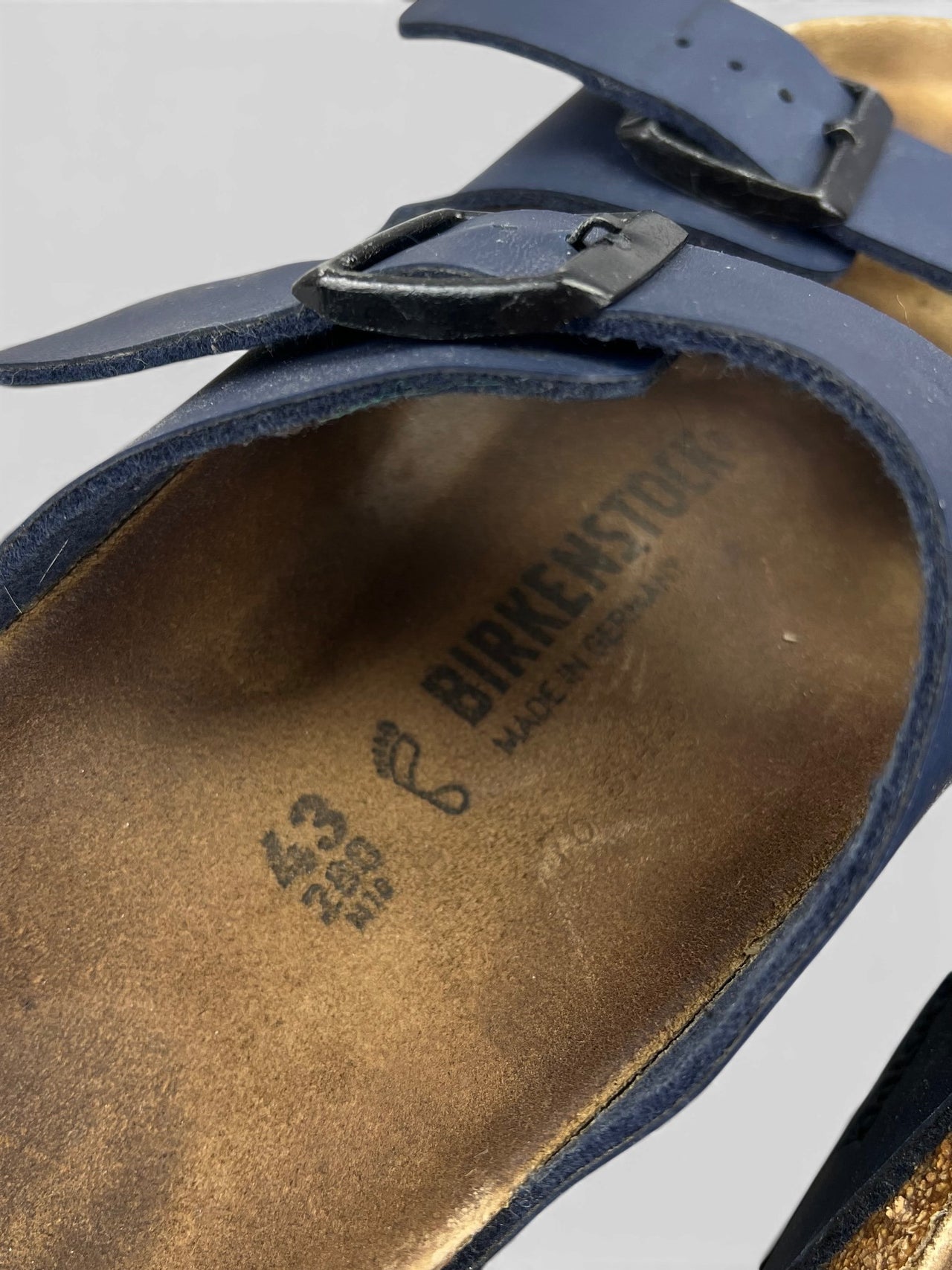 Birkenstock Arizona — buty sportowe męskie w bardzo dobrym stanie rozmiar 43, zewnętrzny panel lewego buta