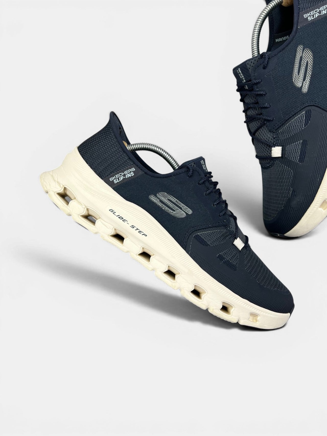 Skechers Slip-ins: Glide-Step Pro — buty sportowe męskie w bardzo dobrym stanie rozmiar 44, zewnętrzny panel prawego buta