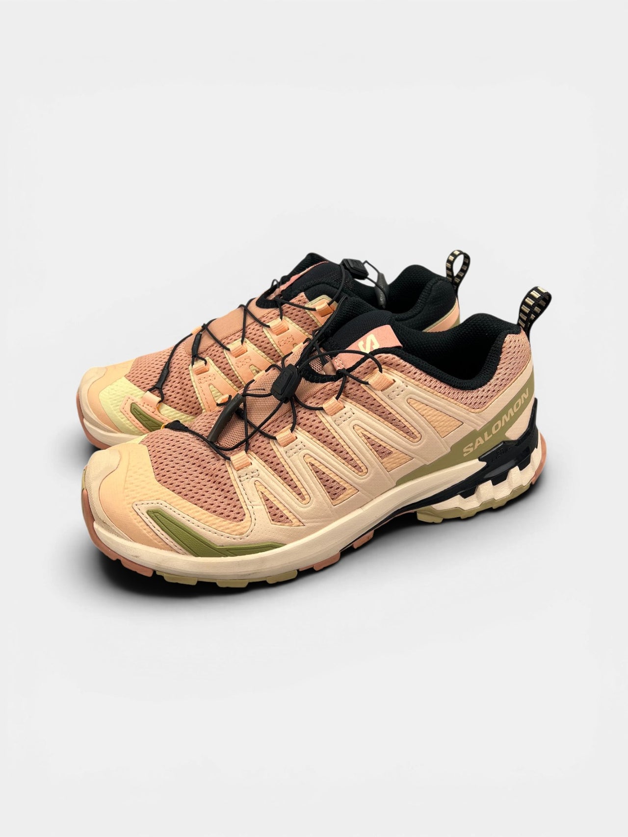 Salomon XA Pro 3D V9 — buty sportowe damskie w bardzo dobrym stanie rozmiar 40, widok z boku