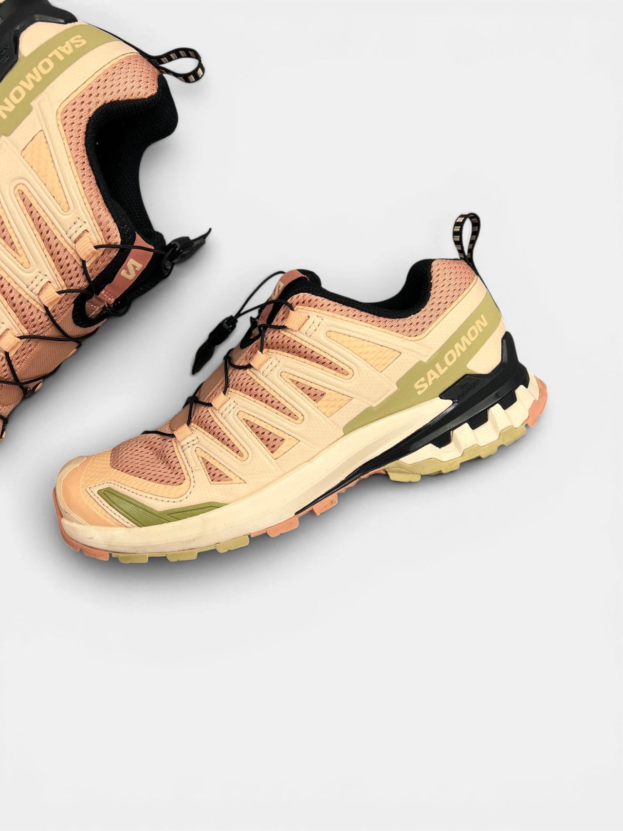 Salomon XA Pro 3D V9 — buty sportowe damskie w bardzo dobrym stanie rozmiar 40, zewnętrzny panel lewego buta