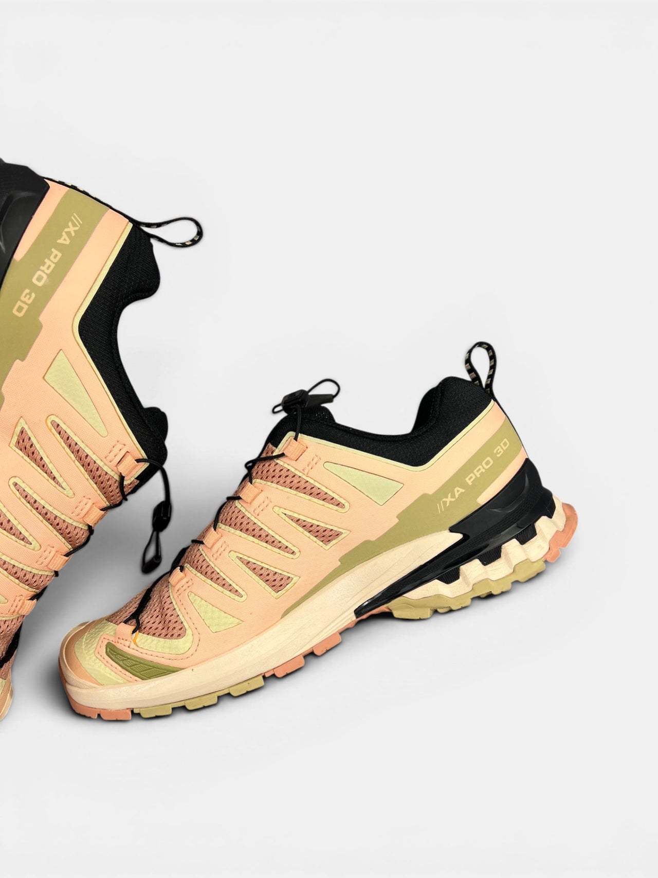 Salomon XA Pro 3D V9 — buty sportowe damskie w bardzo dobrym stanie rozmiar 40, wewnętrzny panel prawego buta