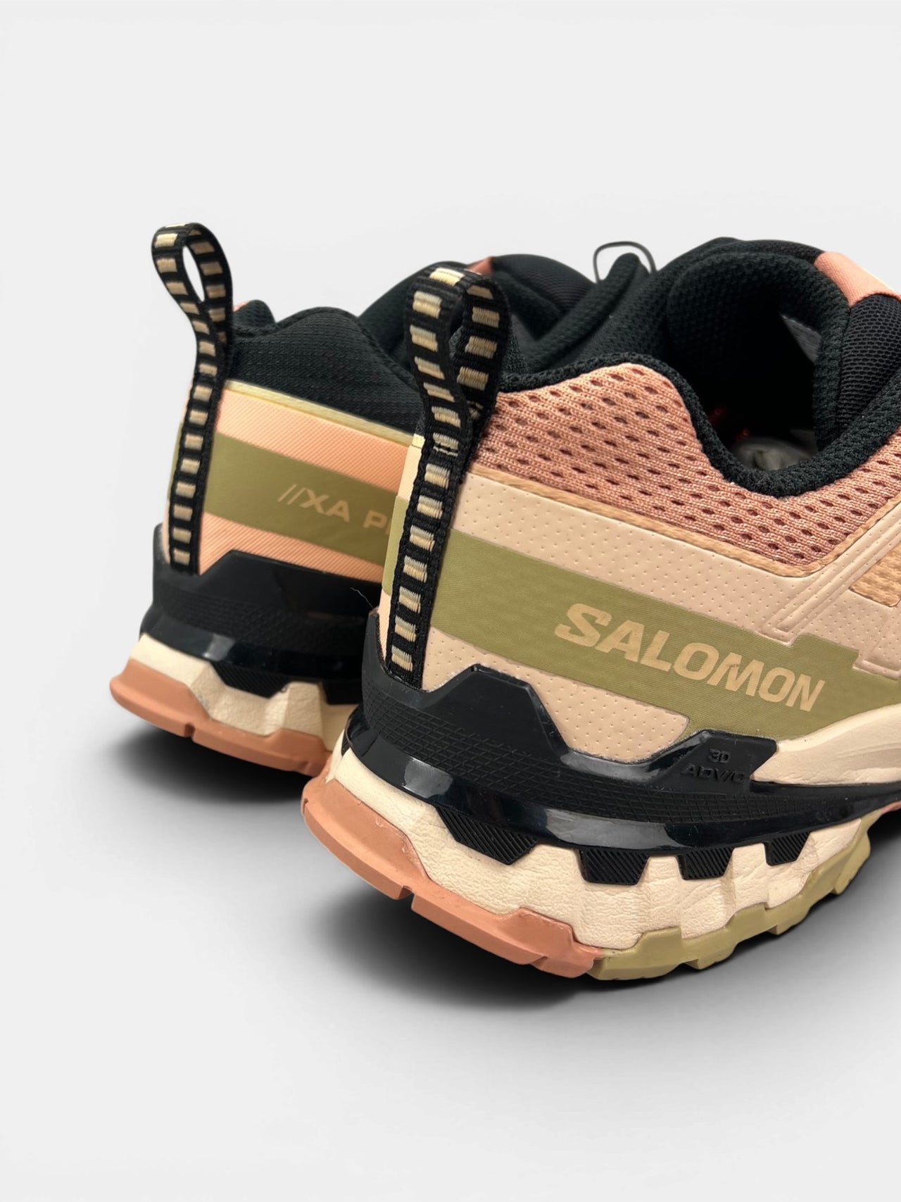 Salomon XA Pro 3D V9 — buty sportowe damskie w bardzo dobrym stanie rozmiar 40, widok z tyłu