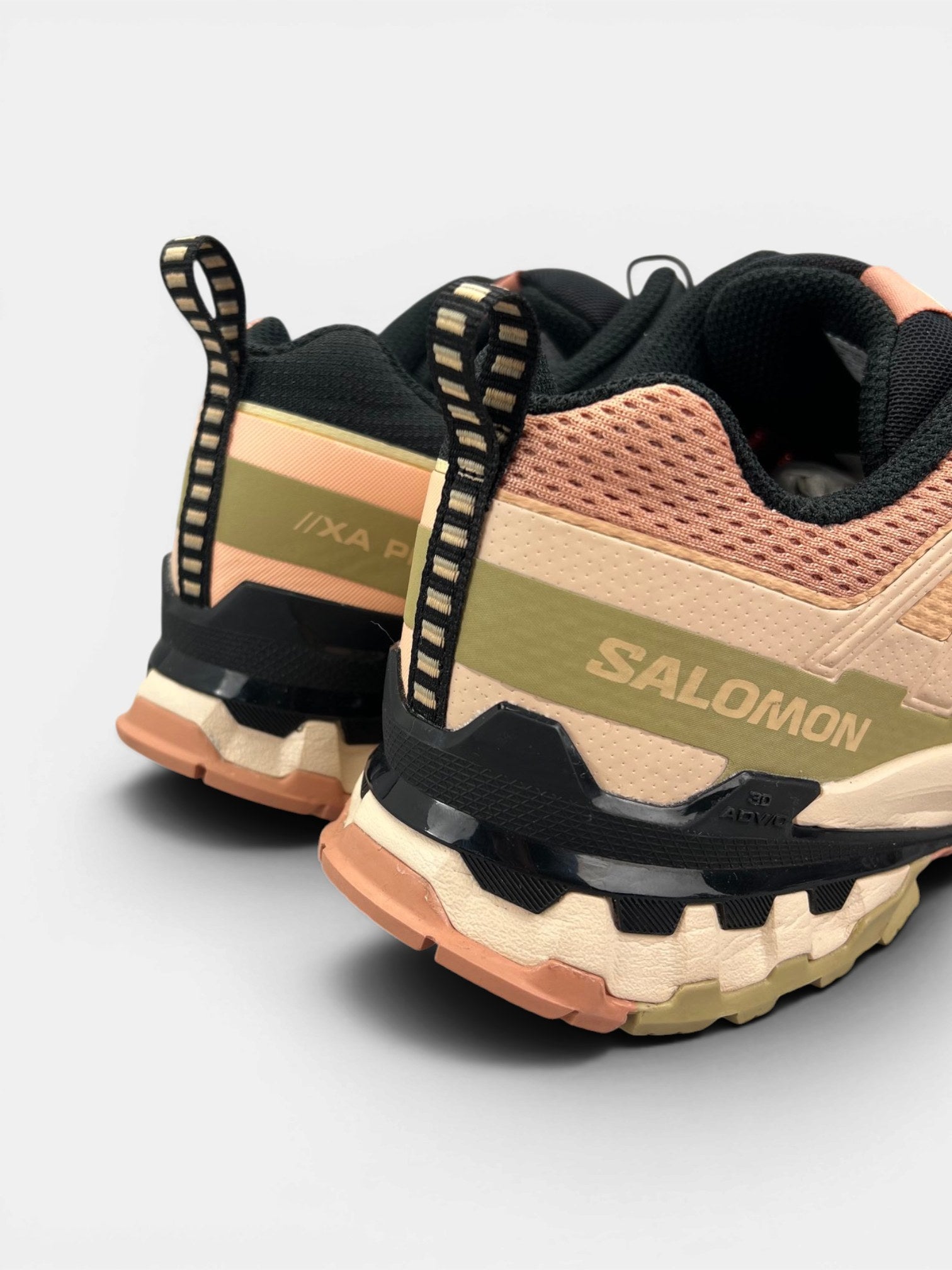 Salomon XA Pro 3D V9 — buty sportowe damskie w bardzo dobrym stanie rozmiar 40, widok z tyłu
