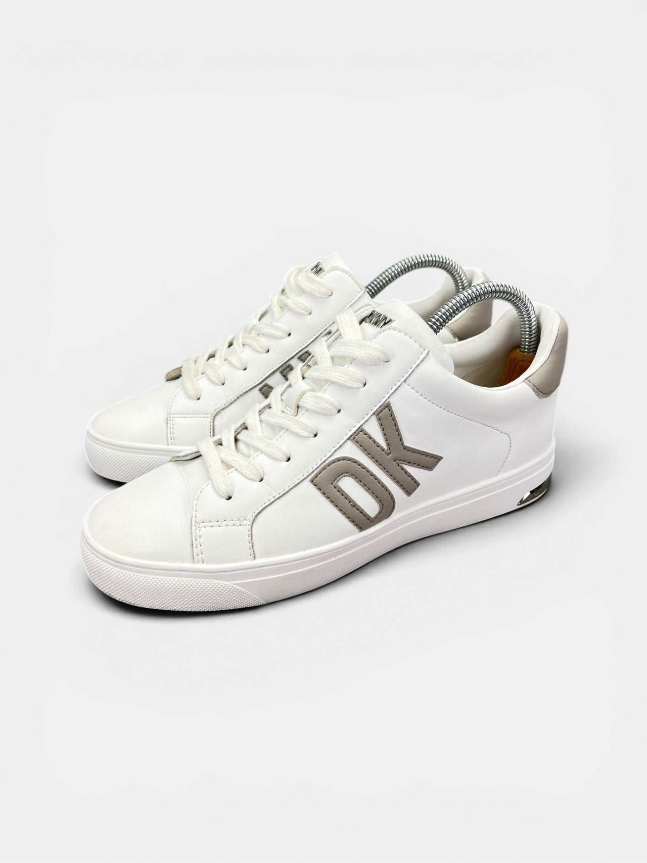 Dkny Abeni — buty sportowe damskie w bardzo dobrym stanie rozmiar 38, widok z boku