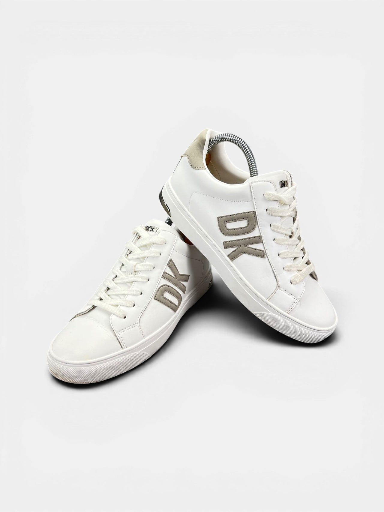 Dkny Abeni — buty sportowe damskie w bardzo dobrym stanie rozmiar 38, boczny profil
