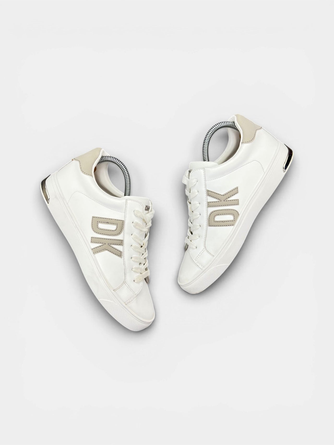 Dkny Abeni — buty sportowe damskie w bardzo dobrym stanie rozmiar 38, widok z góry na zewnętrzną stronę butów
