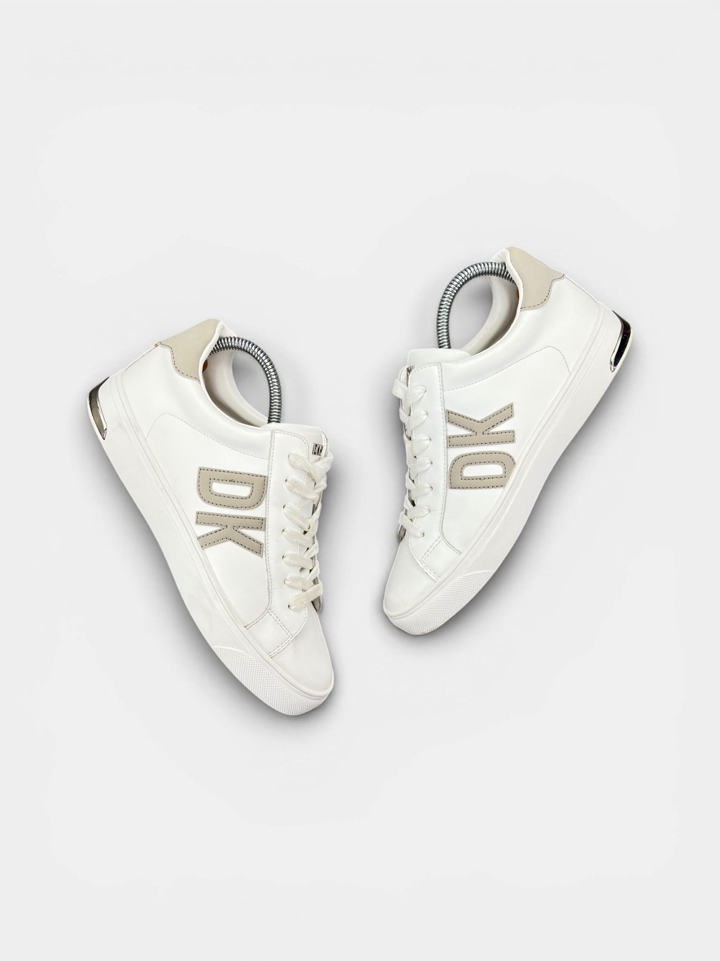 Dkny Abeni — buty sportowe damskie w bardzo dobrym stanie rozmiar 38, widok z góry na zewnętrzną stronę butów