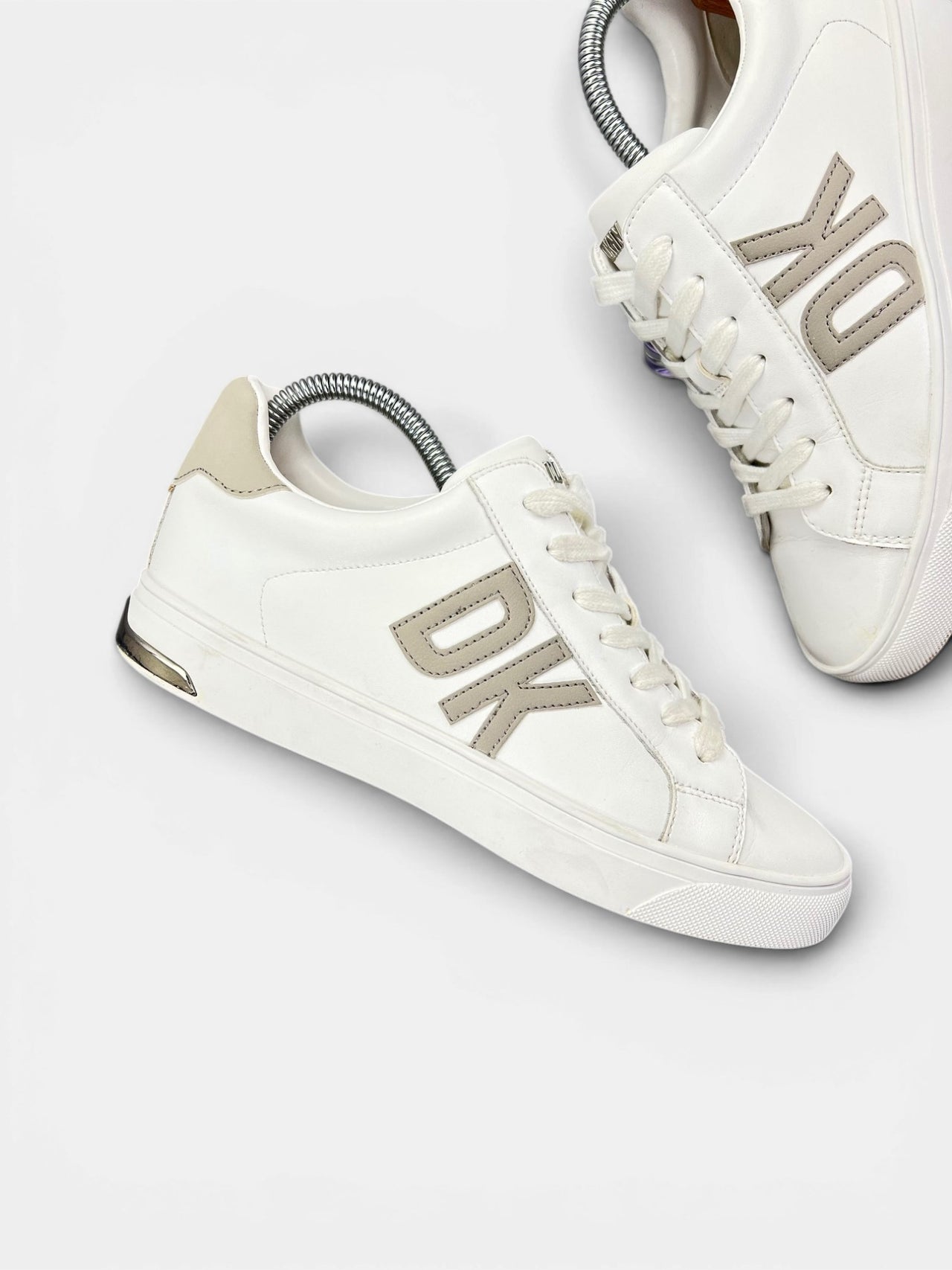 Dkny Abeni — buty sportowe damskie w bardzo dobrym stanie rozmiar 38, zewnętrzny panel prawego buta