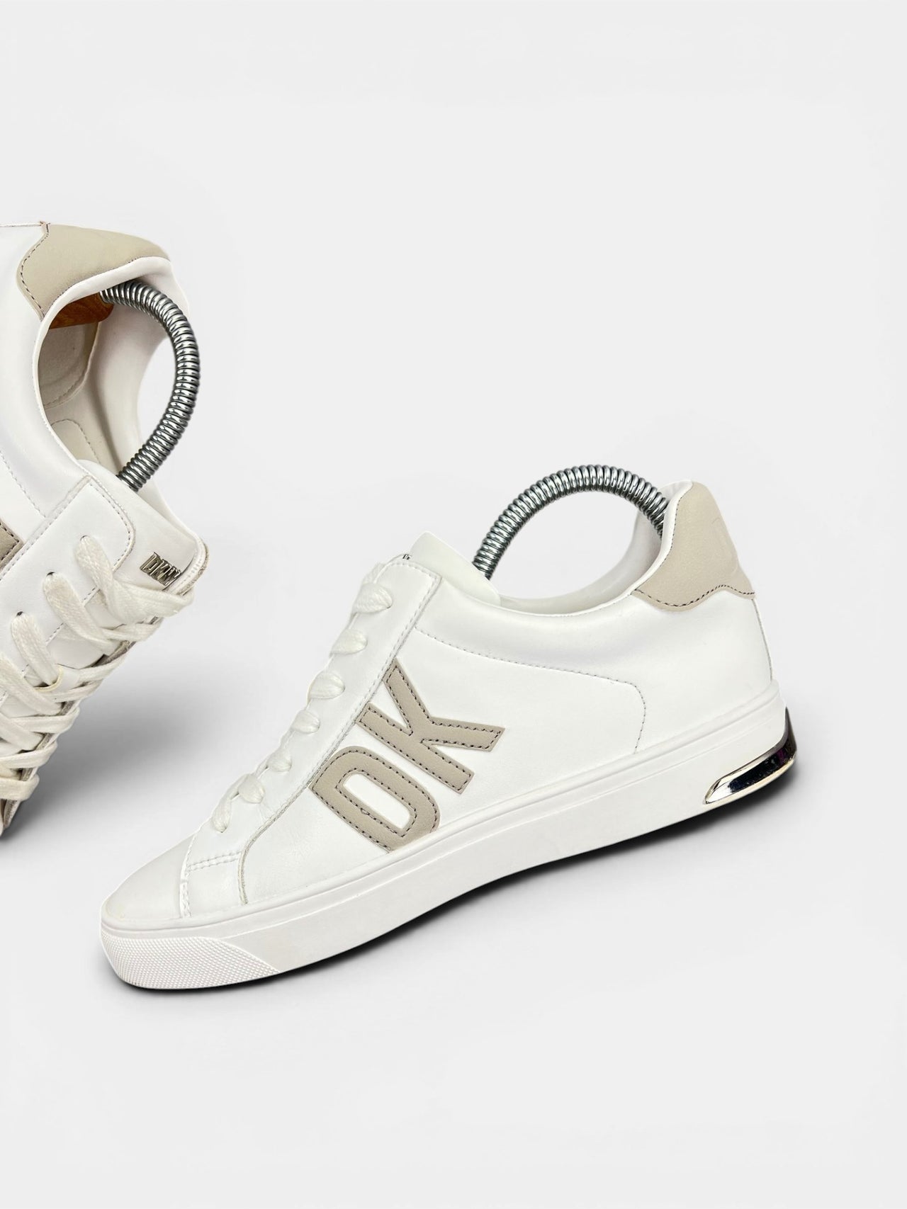 Dkny Abeni — buty sportowe damskie w bardzo dobrym stanie rozmiar 38, zewnętrzny panel lewego buta