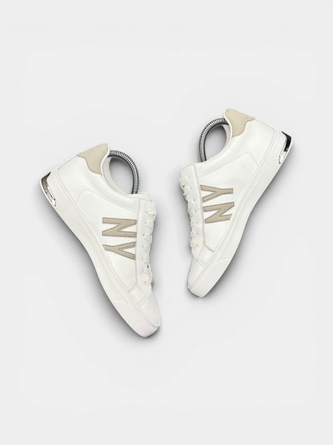 Dkny Abeni — buty sportowe damskie w bardzo dobrym stanie rozmiar 38, widok z góry na wewnętrzną stronę butów