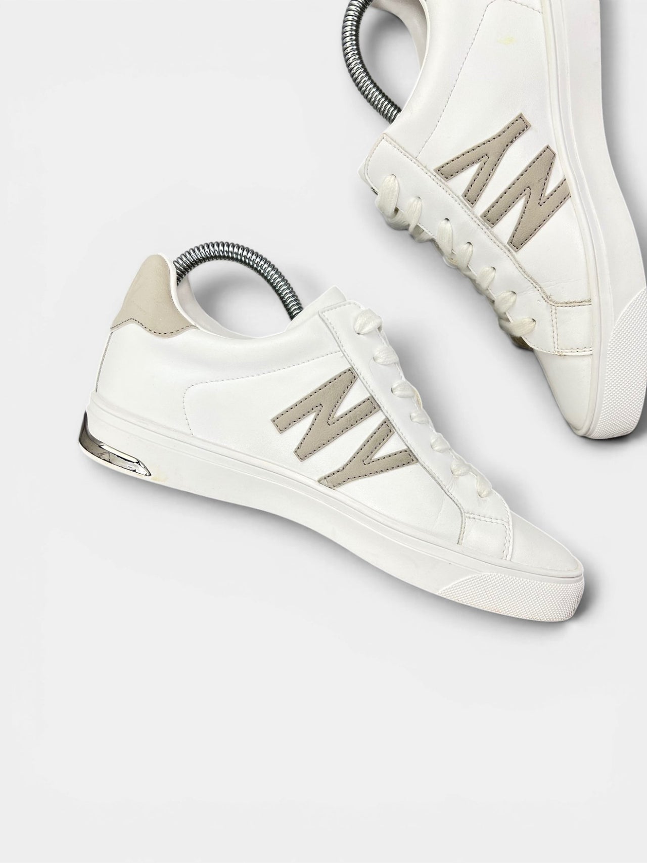 Dkny Abeni — buty sportowe damskie w bardzo dobrym stanie rozmiar 38, wewnętrzny panel lewego buta