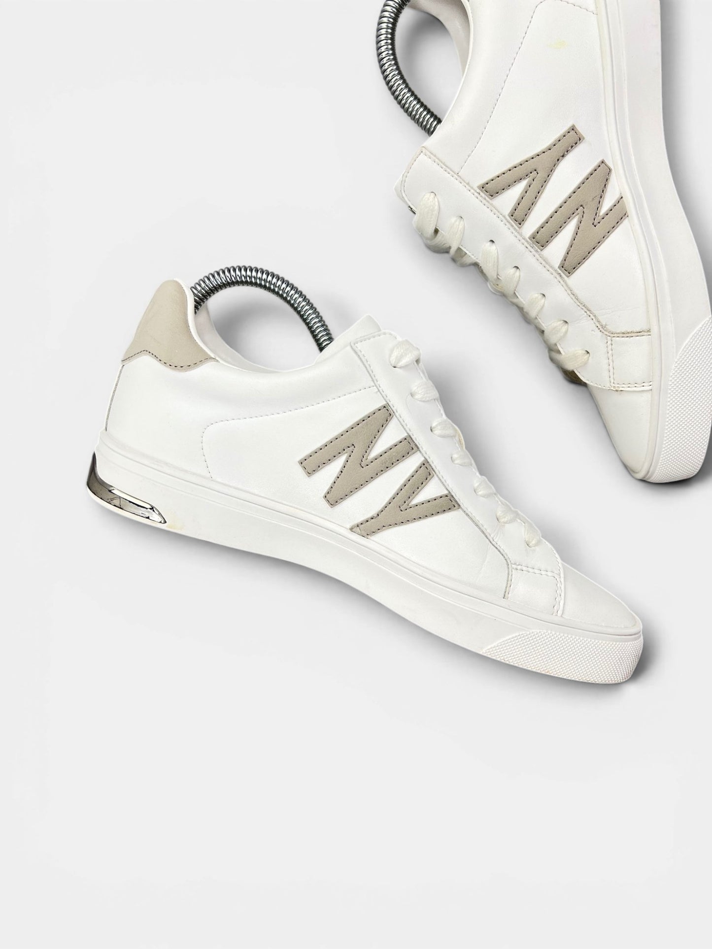 Dkny Abeni — buty sportowe damskie w bardzo dobrym stanie rozmiar 38, wewnętrzny panel lewego buta