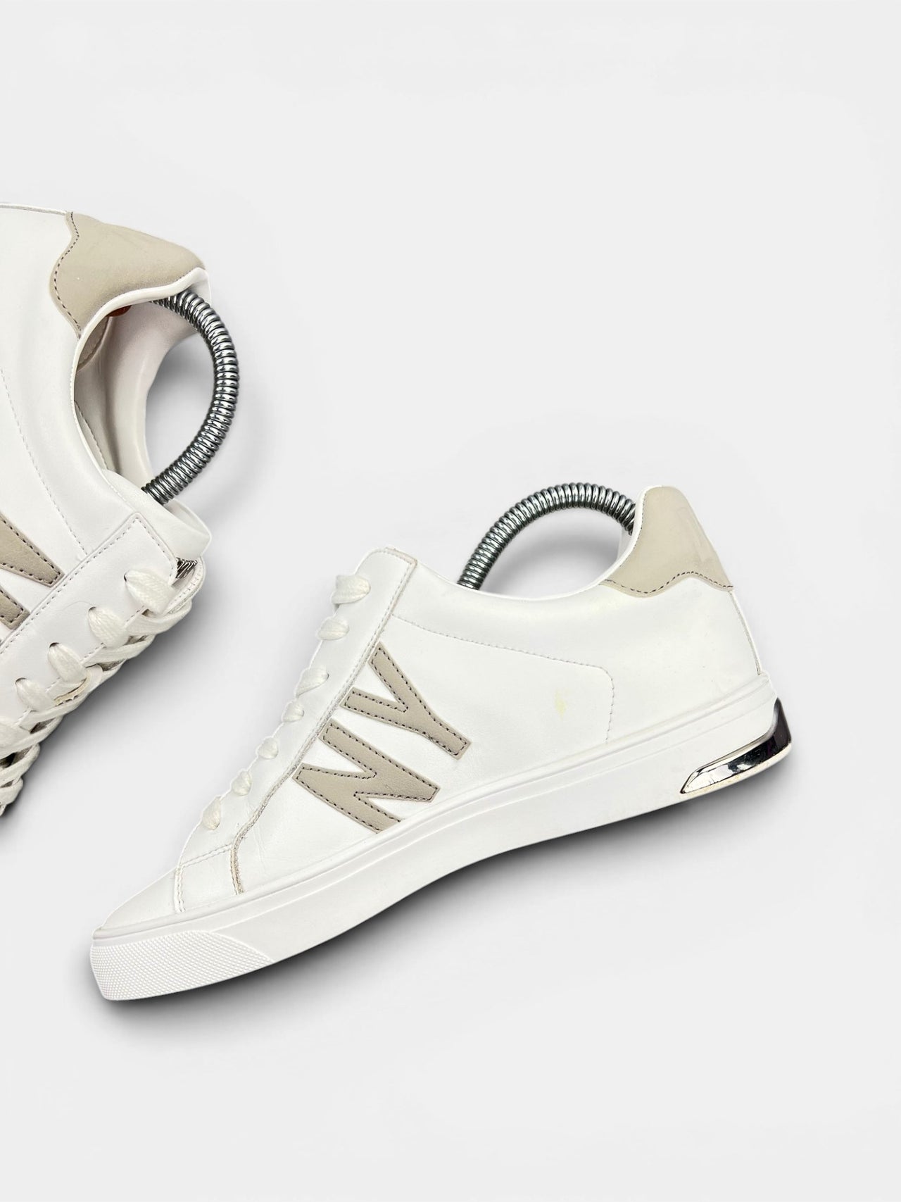 Dkny Abeni — buty sportowe damskie w bardzo dobrym stanie rozmiar 38, wewnętrzny panel prawego buta
