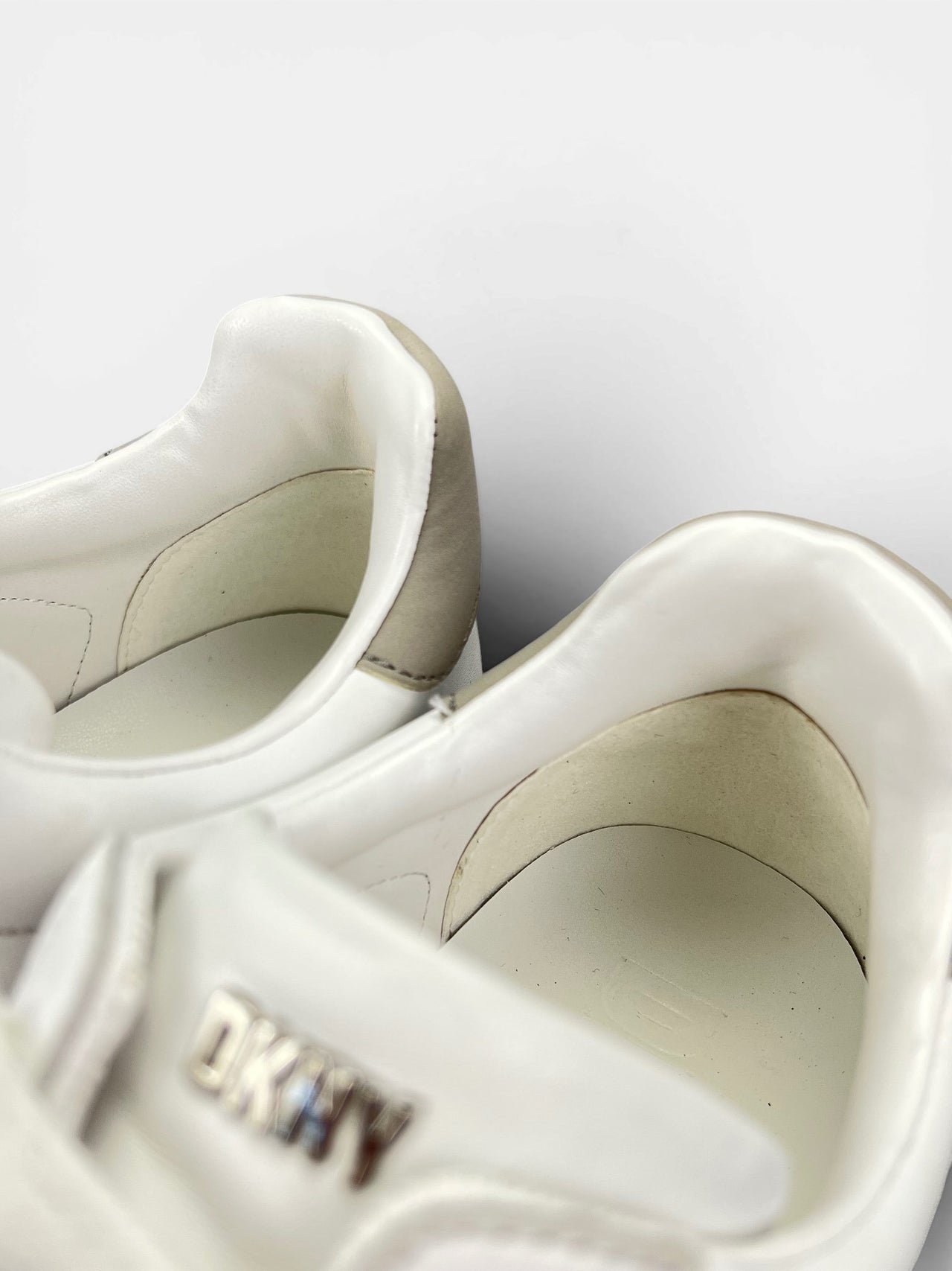 Dkny Abeni — buty sportowe damskie w bardzo dobrym stanie rozmiar 38, zapiętki butów