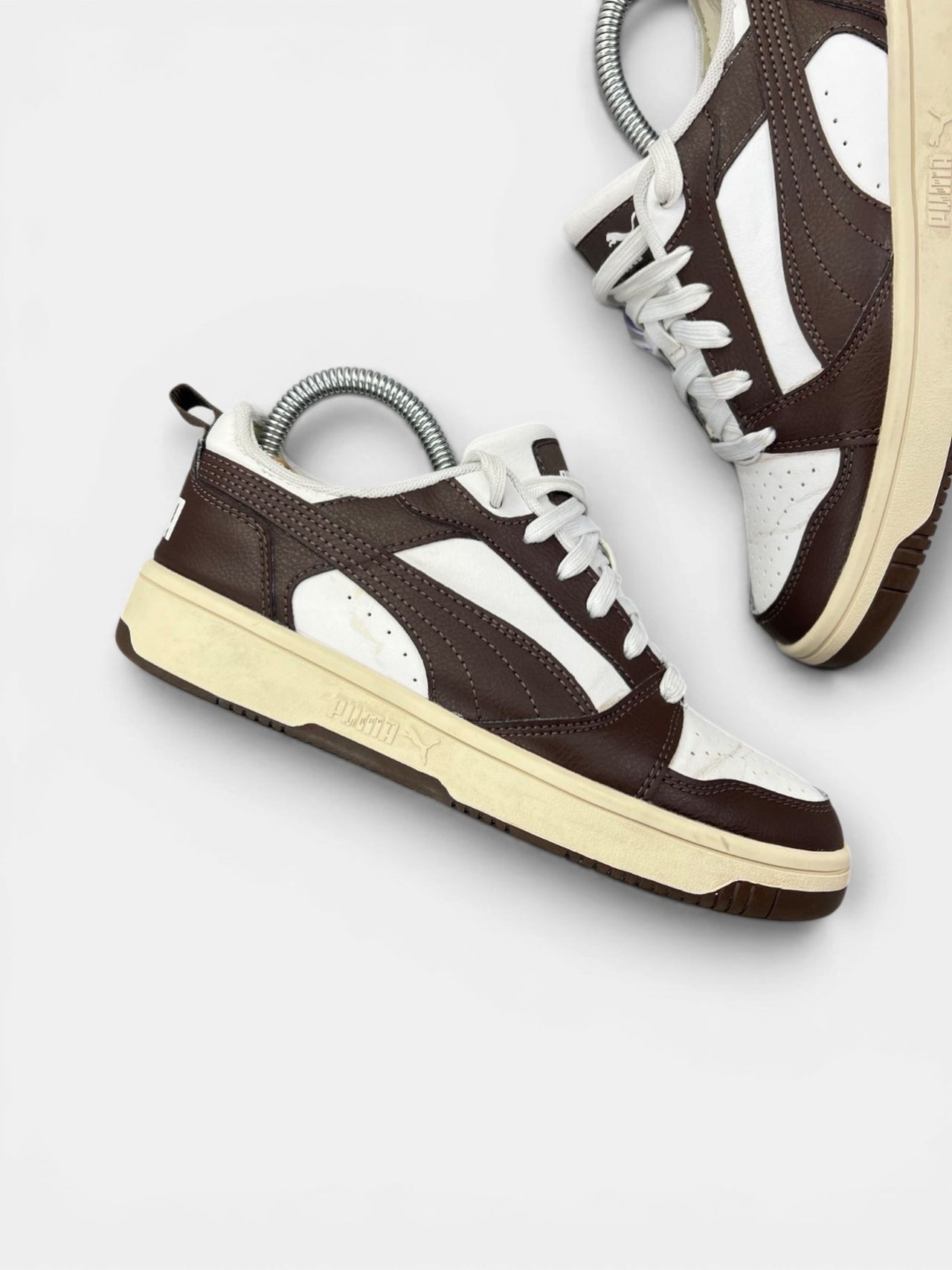 Puma Rebound V6 Low — buty sportowe damskie w bardzo dobrym stanie rozmiar 37.5, zewnętrzny panel prawego buta