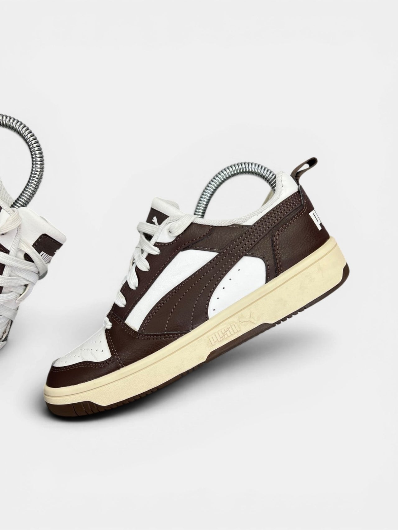 Puma Rebound V6 Low — buty sportowe damskie w bardzo dobrym stanie rozmiar 37.5, zewnętrzny panel lewego buta