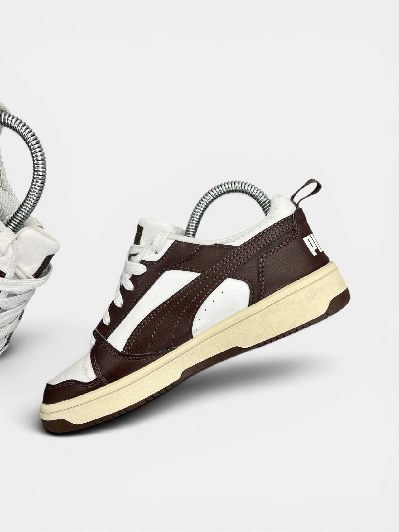 Puma Rebound V6 Low — buty sportowe damskie w bardzo dobrym stanie rozmiar 37.5, wewnętrzny panel prawego buta