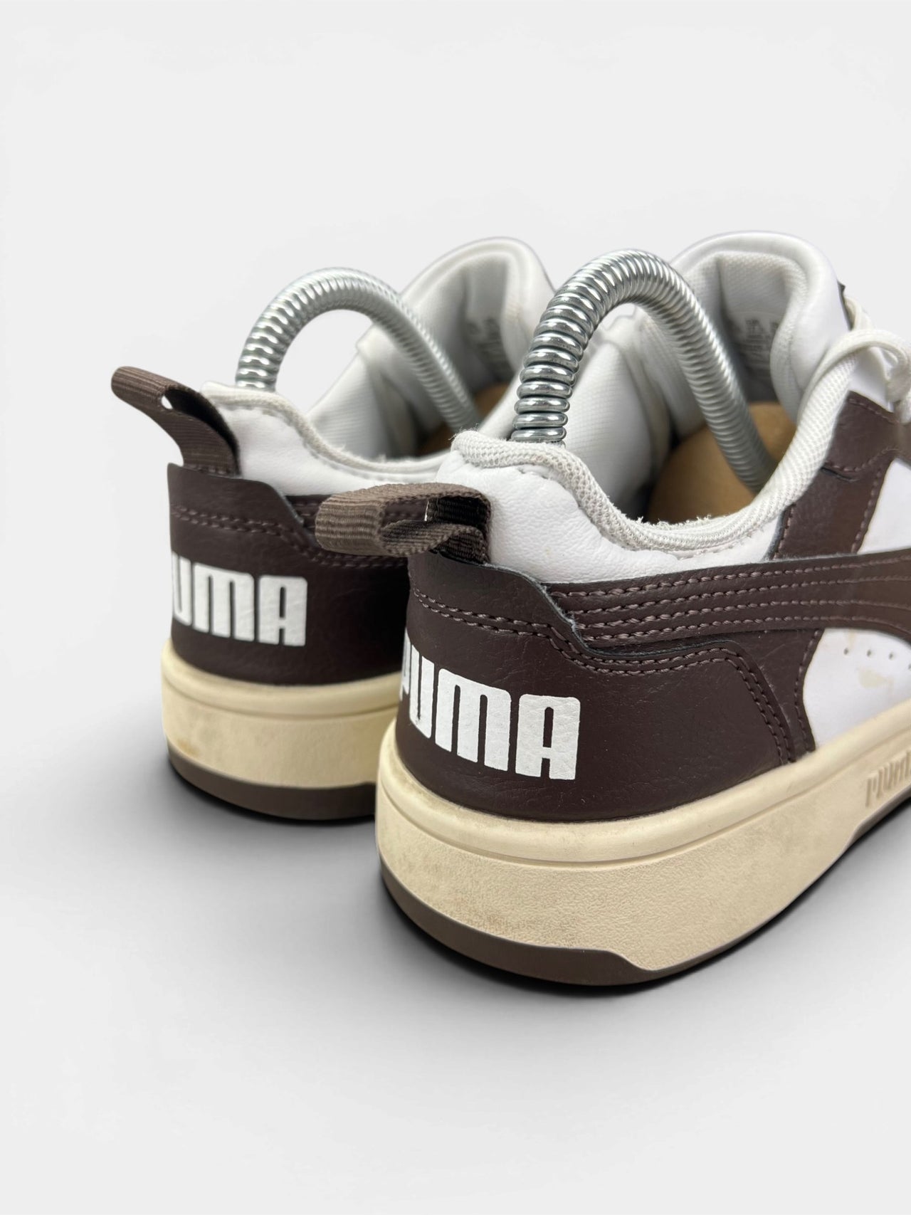 Puma Rebound V6 Low — buty sportowe damskie w bardzo dobrym stanie rozmiar 37.5, widok z tyłu