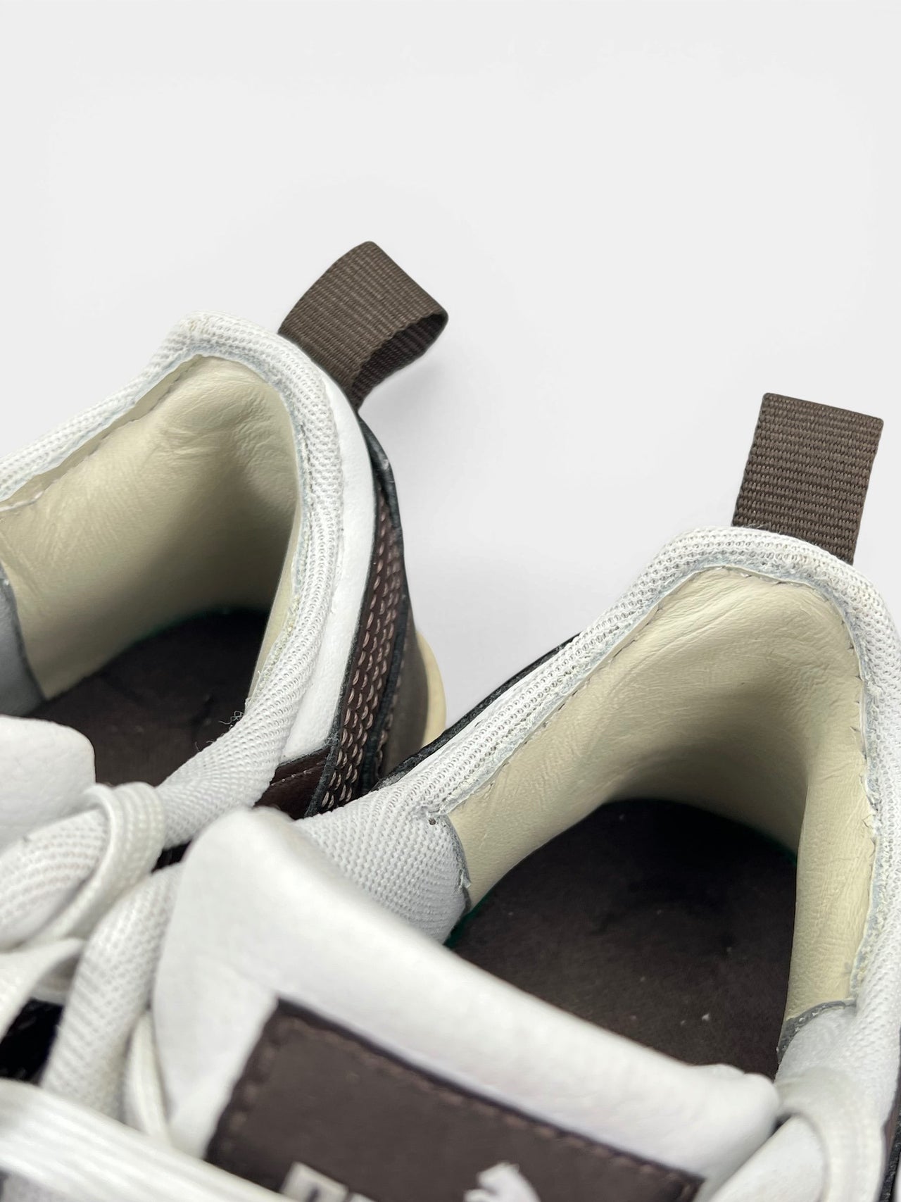 Puma Rebound V6 Low — buty sportowe damskie w bardzo dobrym stanie rozmiar 37.5, zapiętki butów