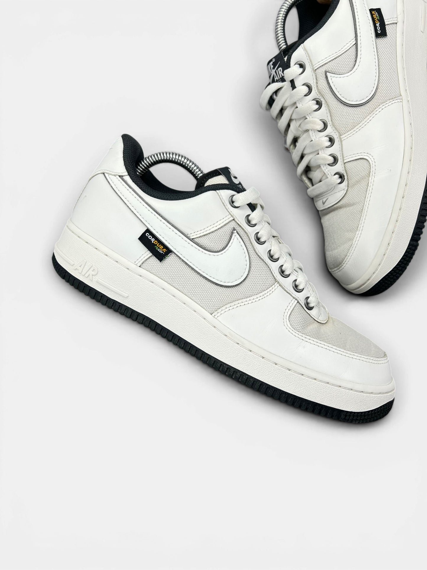 Nike Air Force 1 Low White Cordura — buty sportowe męskie w bardzo dobrym stanie rozmiar 42, zewnętrzny panel prawego buta