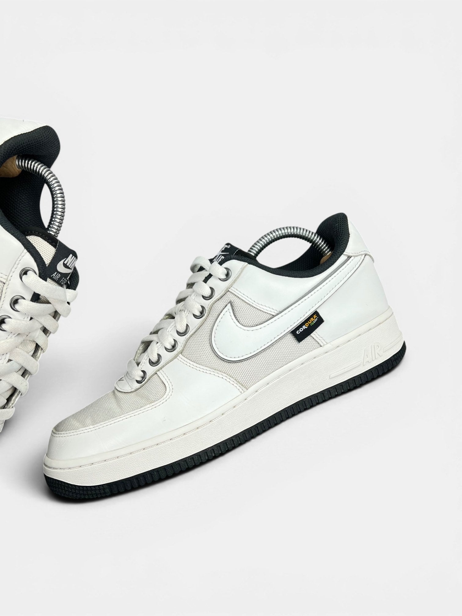 Nike Air Force 1 Low White Cordura — buty sportowe męskie w bardzo dobrym stanie rozmiar 42, zewnętrzny panel lewego buta