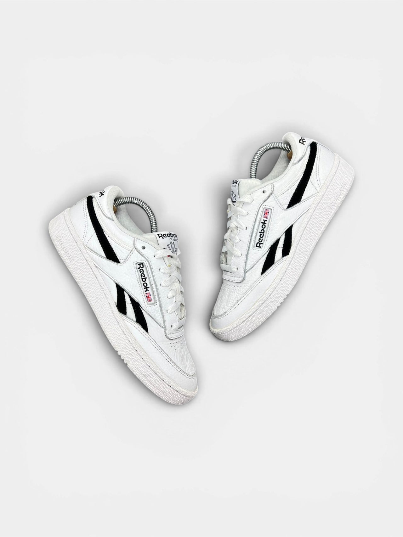 Reebok Club C Revenge — buty sportowe damskie w bardzo dobrym stanie rozmiar 40, widok z góry na zewnętrzną stronę butów