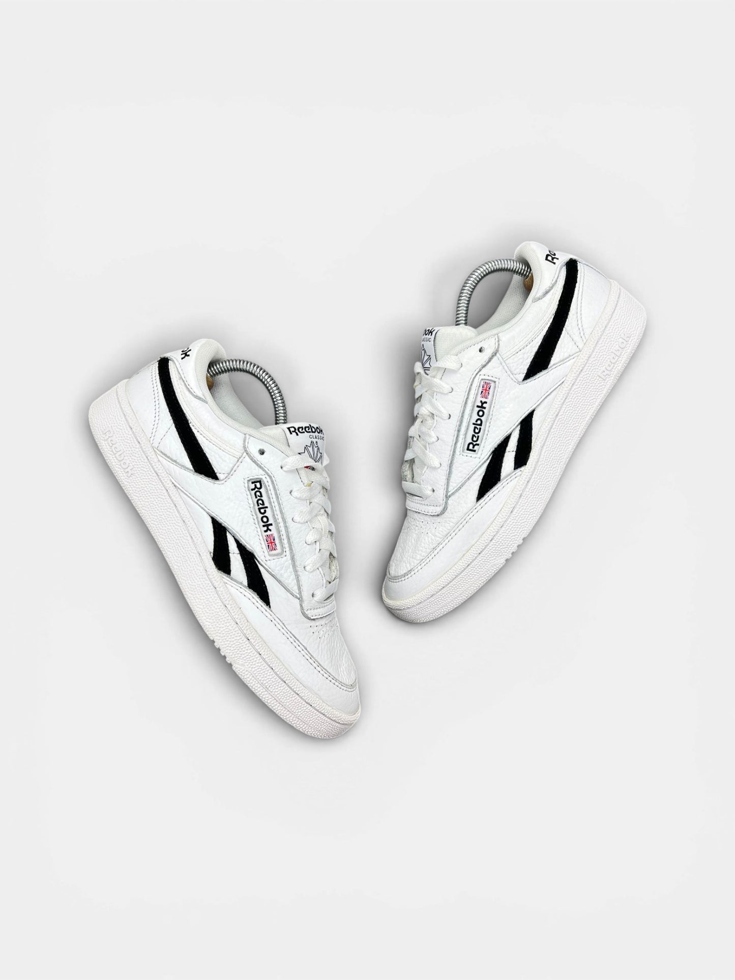 Reebok Club C Revenge — buty sportowe damskie w bardzo dobrym stanie rozmiar 40, widok z góry na zewnętrzną stronę butów