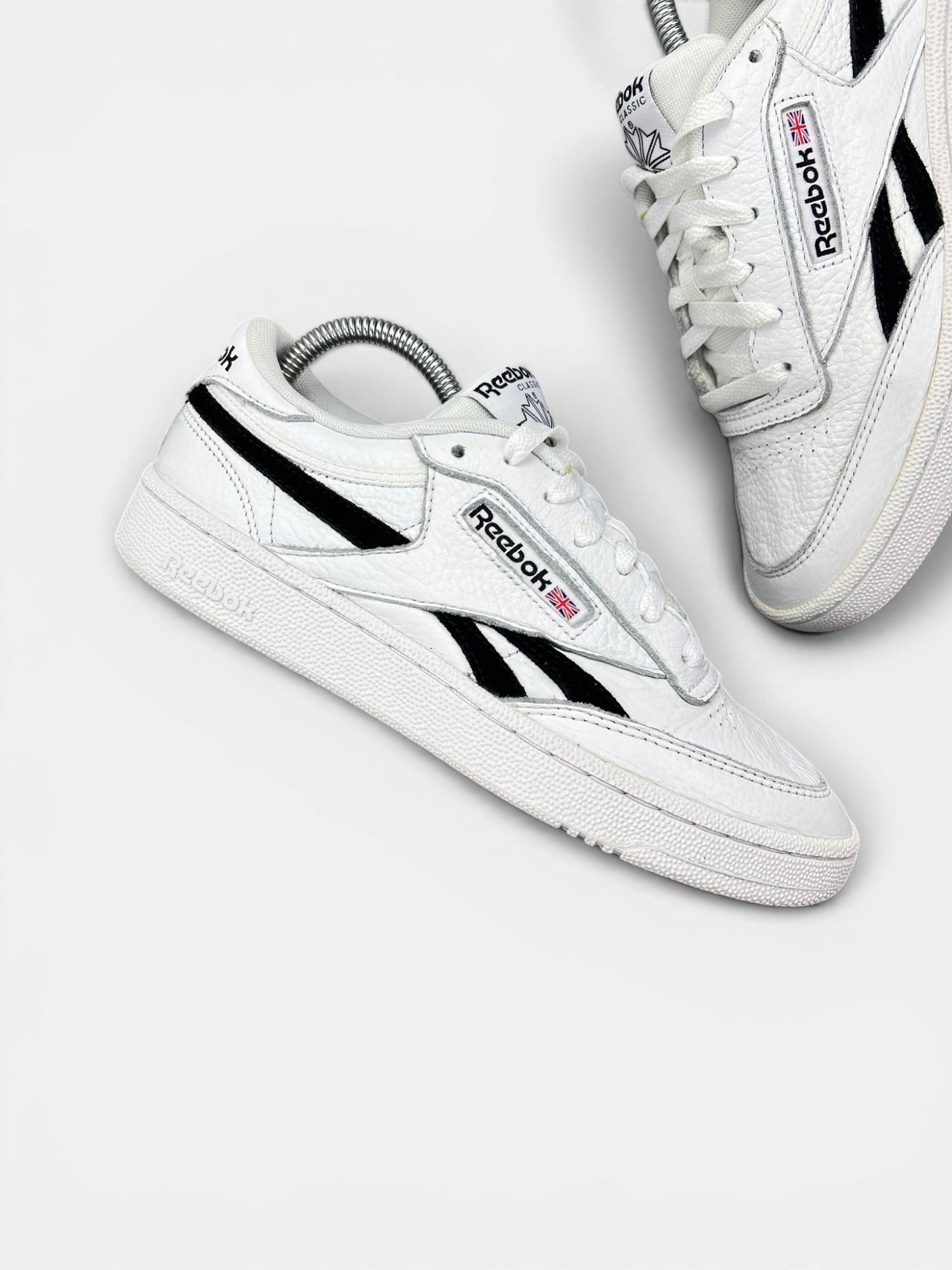 Reebok Club C Revenge — buty sportowe damskie w bardzo dobrym stanie rozmiar 40, zewnętrzny panel prawego buta