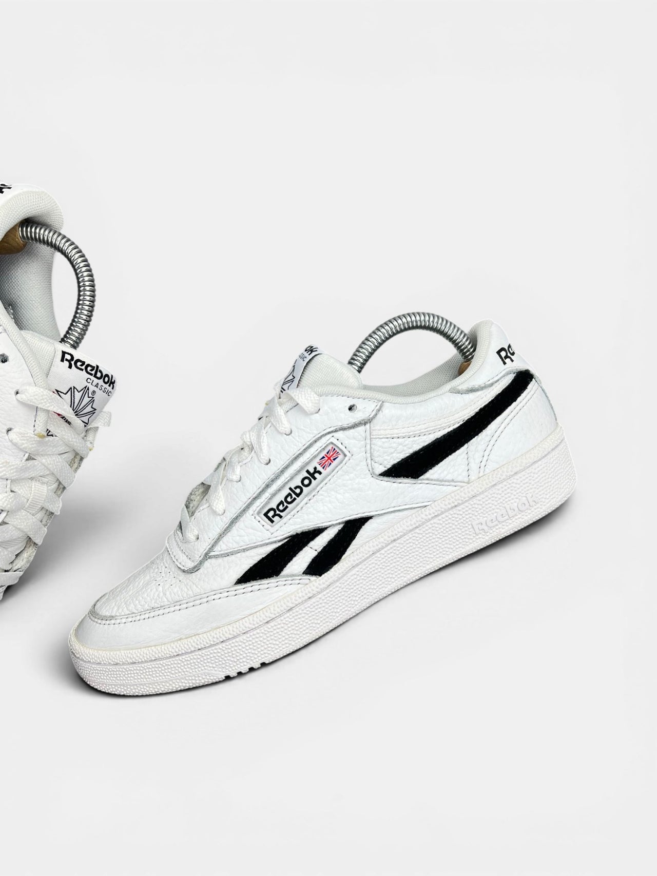 Reebok Club C Revenge — buty sportowe damskie w bardzo dobrym stanie rozmiar 40, zewnętrzny panel lewego buta