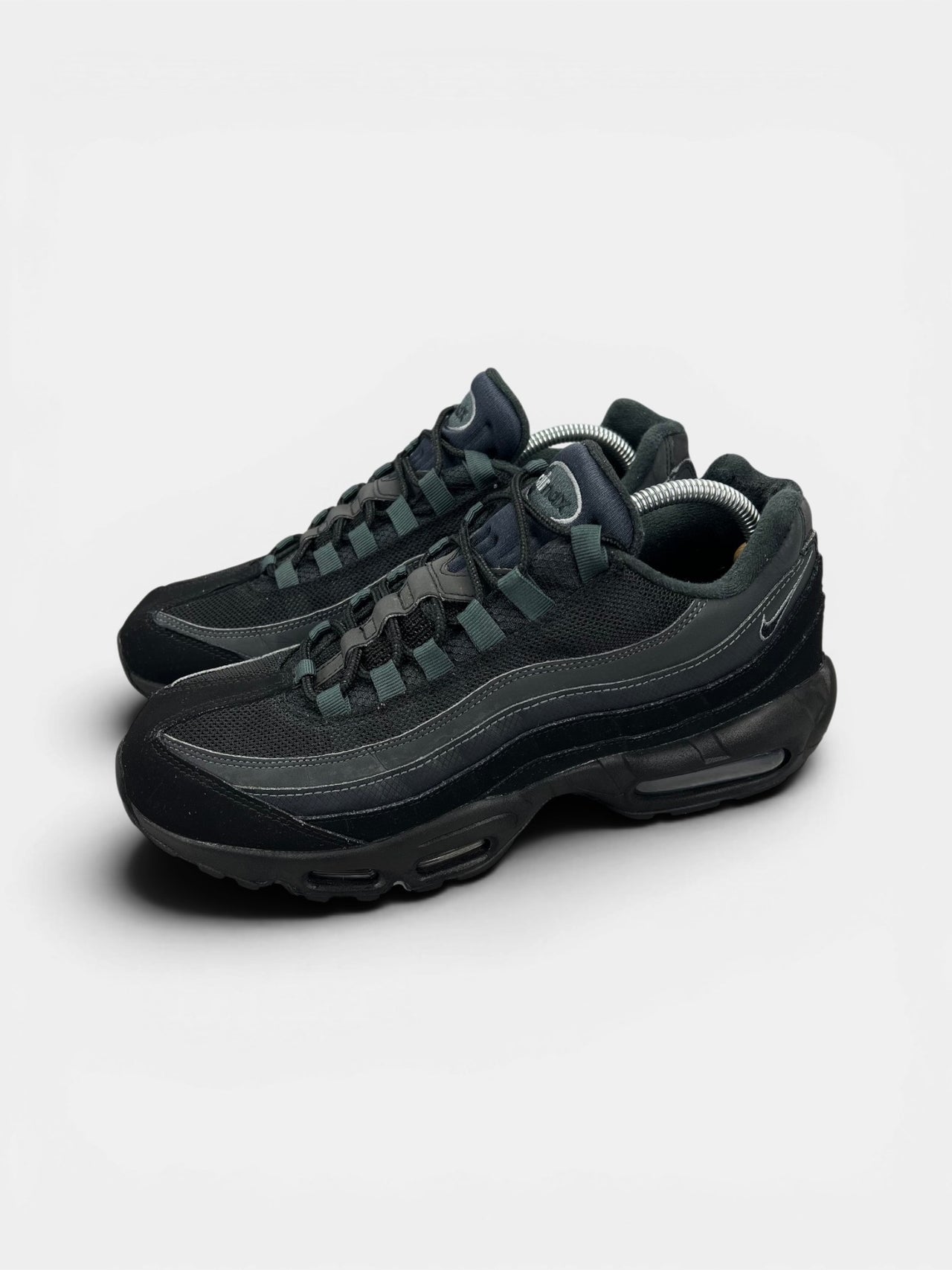 Nike Air Max 95 Black Anthracite — buty sportowe męskie w bardzo dobrym stanie rozmiar 43, widok z boku