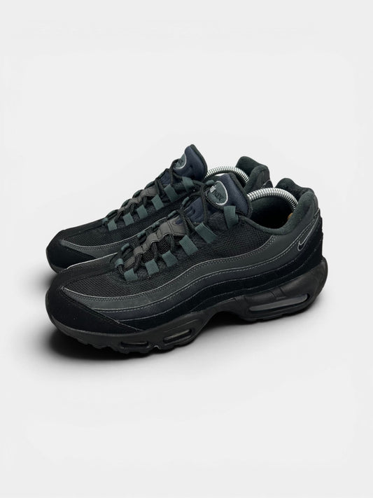 Nike Air Max 95 Black Anthracite — buty sportowe męskie w bardzo dobrym stanie rozmiar 43, widok z boku