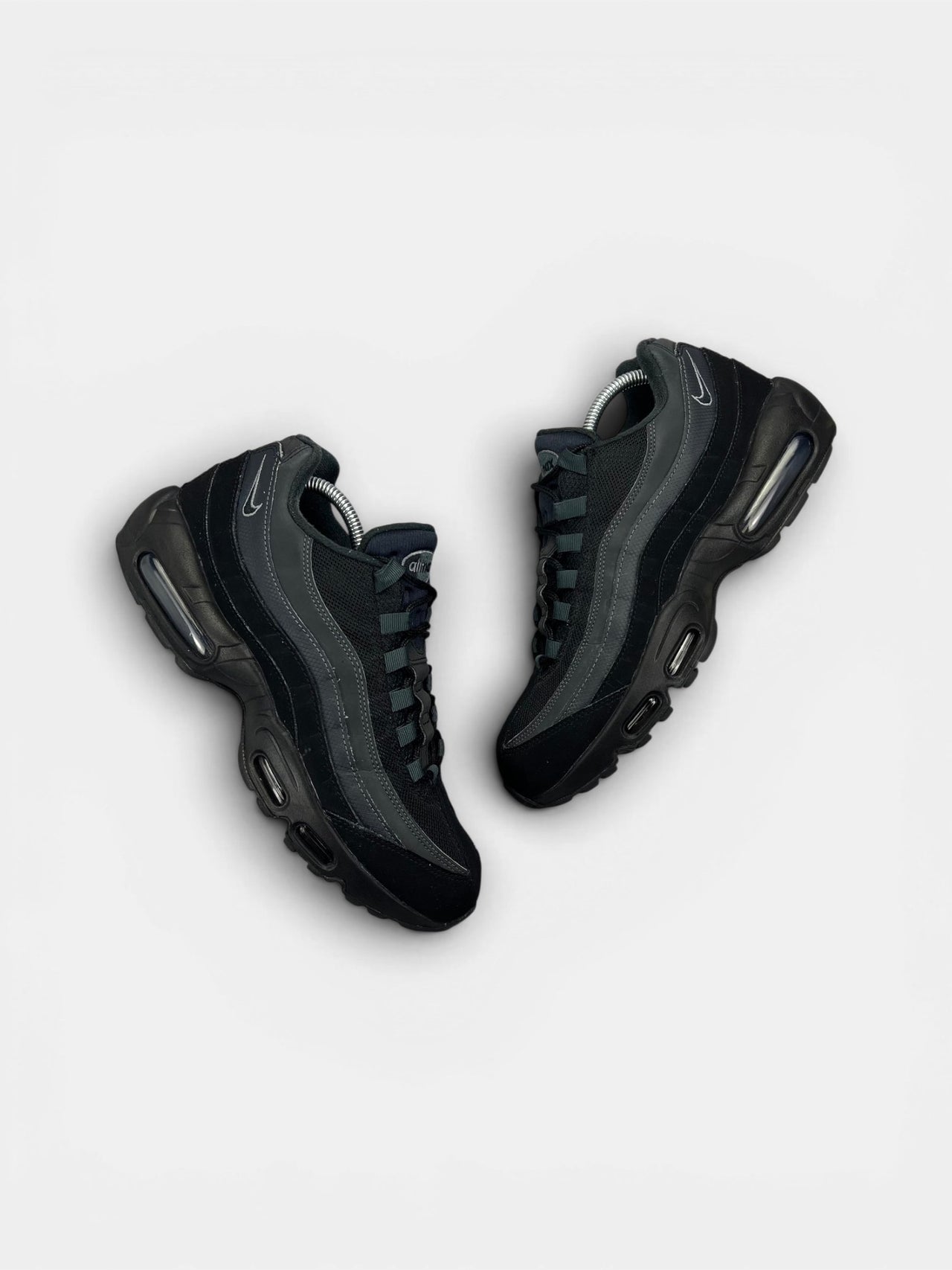 Nike Air Max 95 Black Anthracite — buty sportowe męskie w bardzo dobrym stanie rozmiar 43, widok z góry na zewnętrzną stronę butów