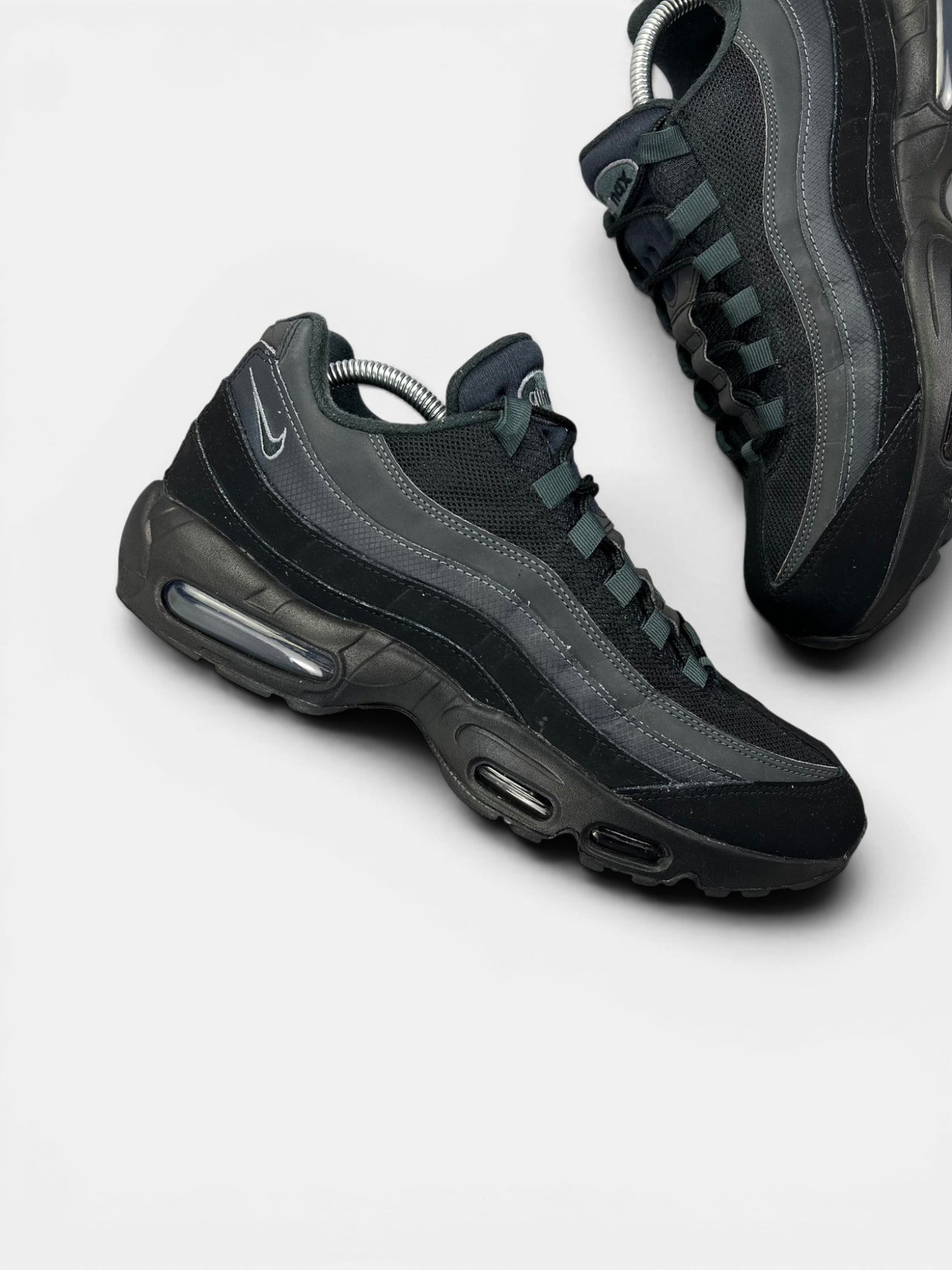 Nike Air Max 95 Black Anthracite — buty sportowe męskie w bardzo dobrym stanie rozmiar 43, zewnętrzny panel prawego buta