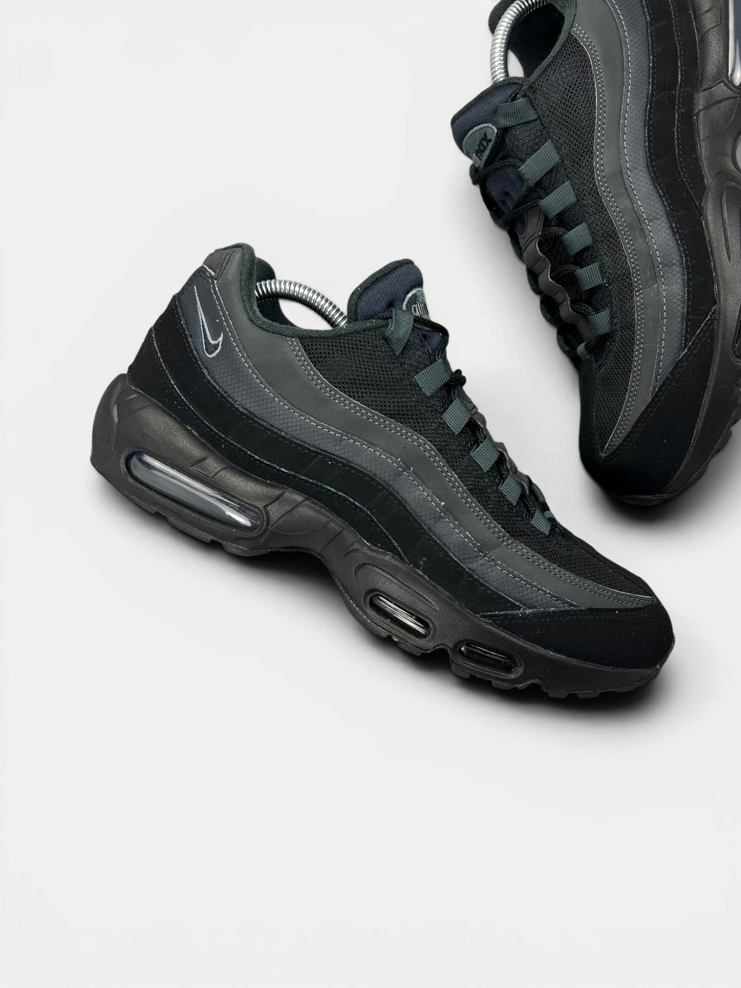 Nike Air Max 95 Black Anthracite — buty sportowe męskie w bardzo dobrym stanie rozmiar 43, zewnętrzny panel prawego buta