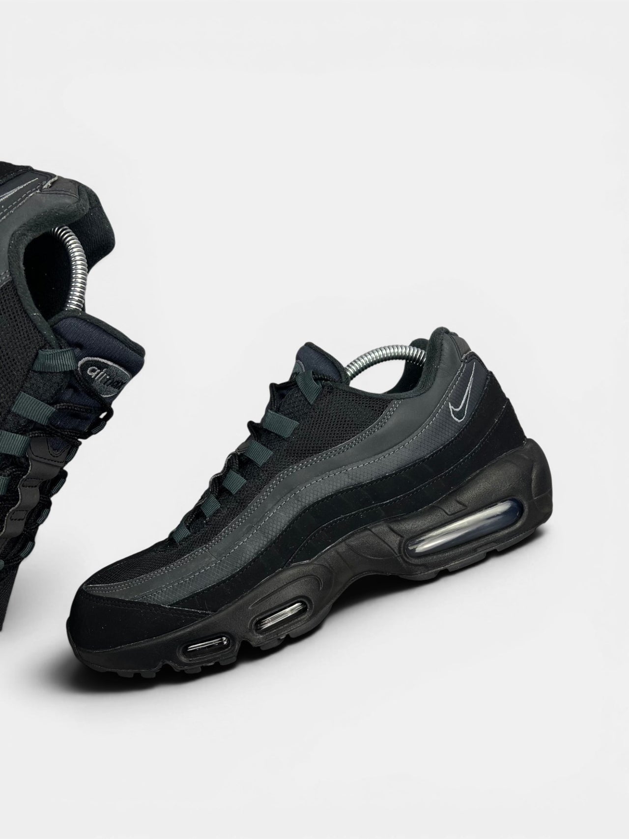 Nike Air Max 95 Black Anthracite — buty sportowe męskie w bardzo dobrym stanie rozmiar 43, zewnętrzny panel lewego buta