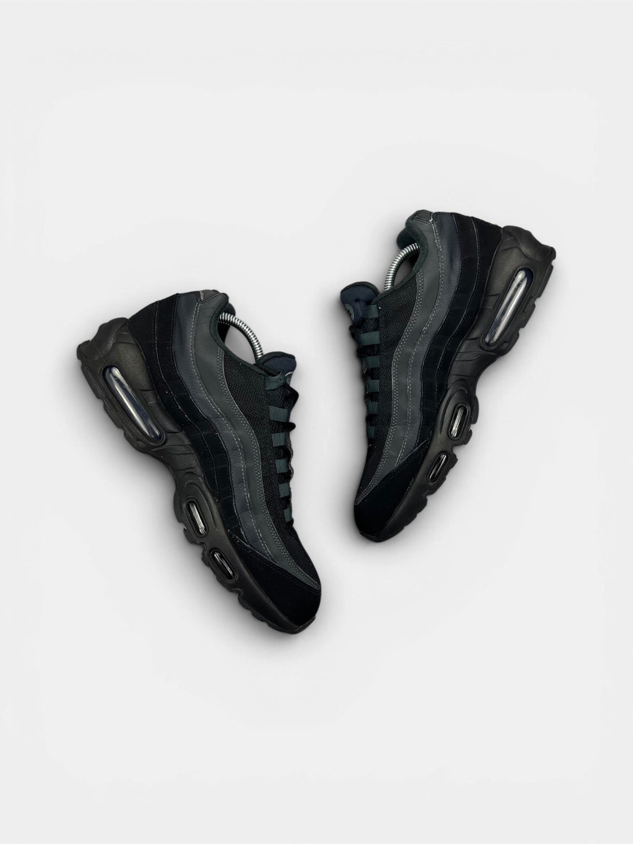 Nike Air Max 95 Black Anthracite — buty sportowe męskie w bardzo dobrym stanie rozmiar 43, widok z góry na wewnętrzną stronę butów